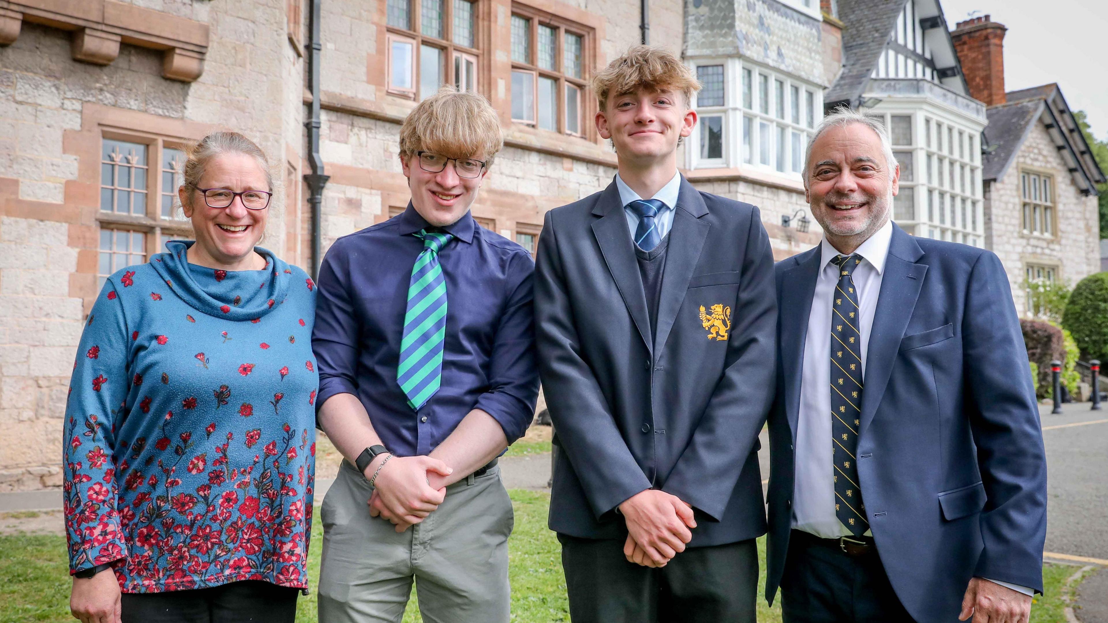 Thomas gyda'i frawd Ollie Pearce a'u mam Nikki Pearce a phennaeth Coleg Dewi Sant Andrew Russell