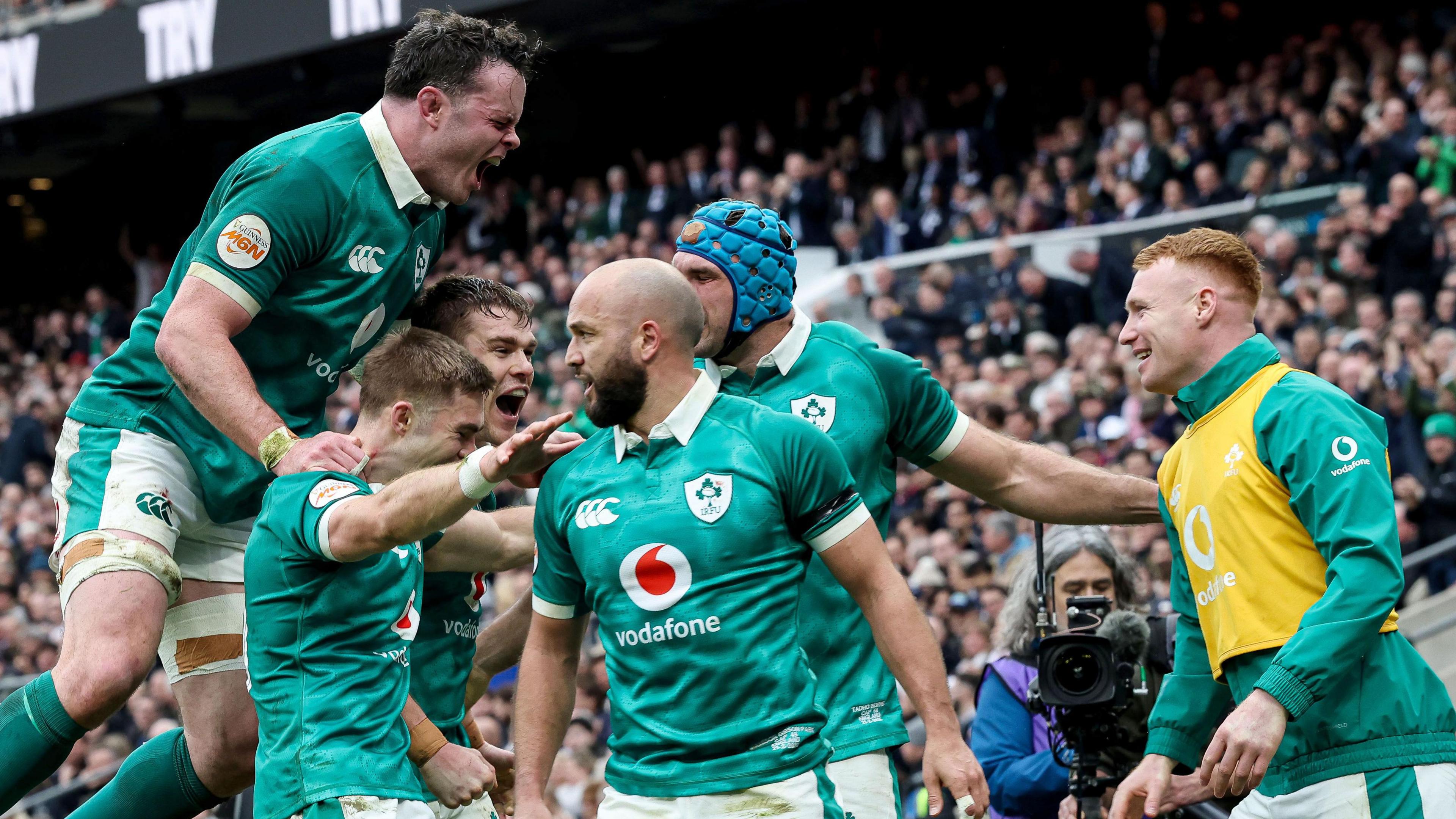 Ireland celebrate a try against England 