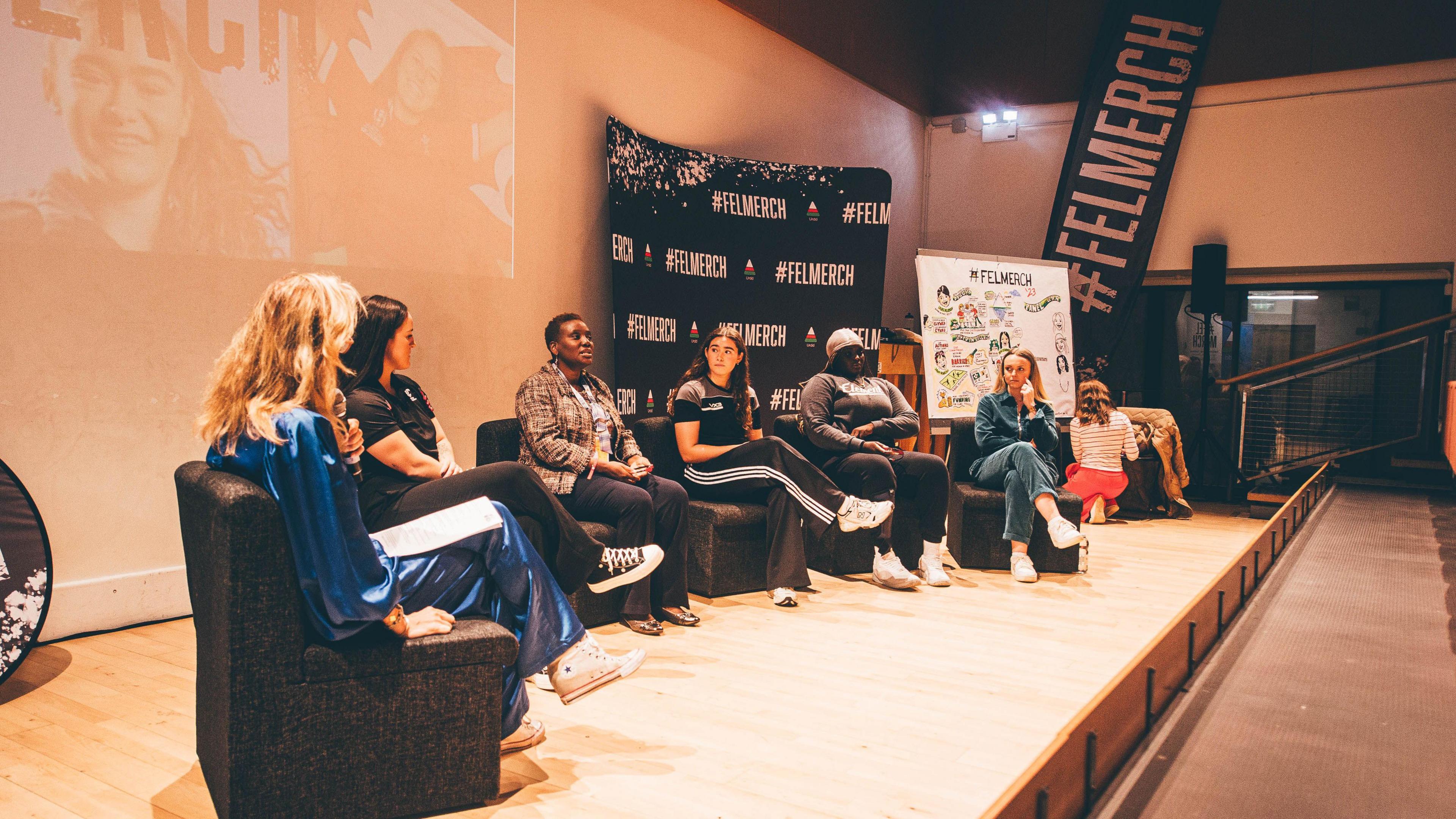 6 merch yn eistedd fel rhan o banel cynhadledd Fel Merch yn 2021. 