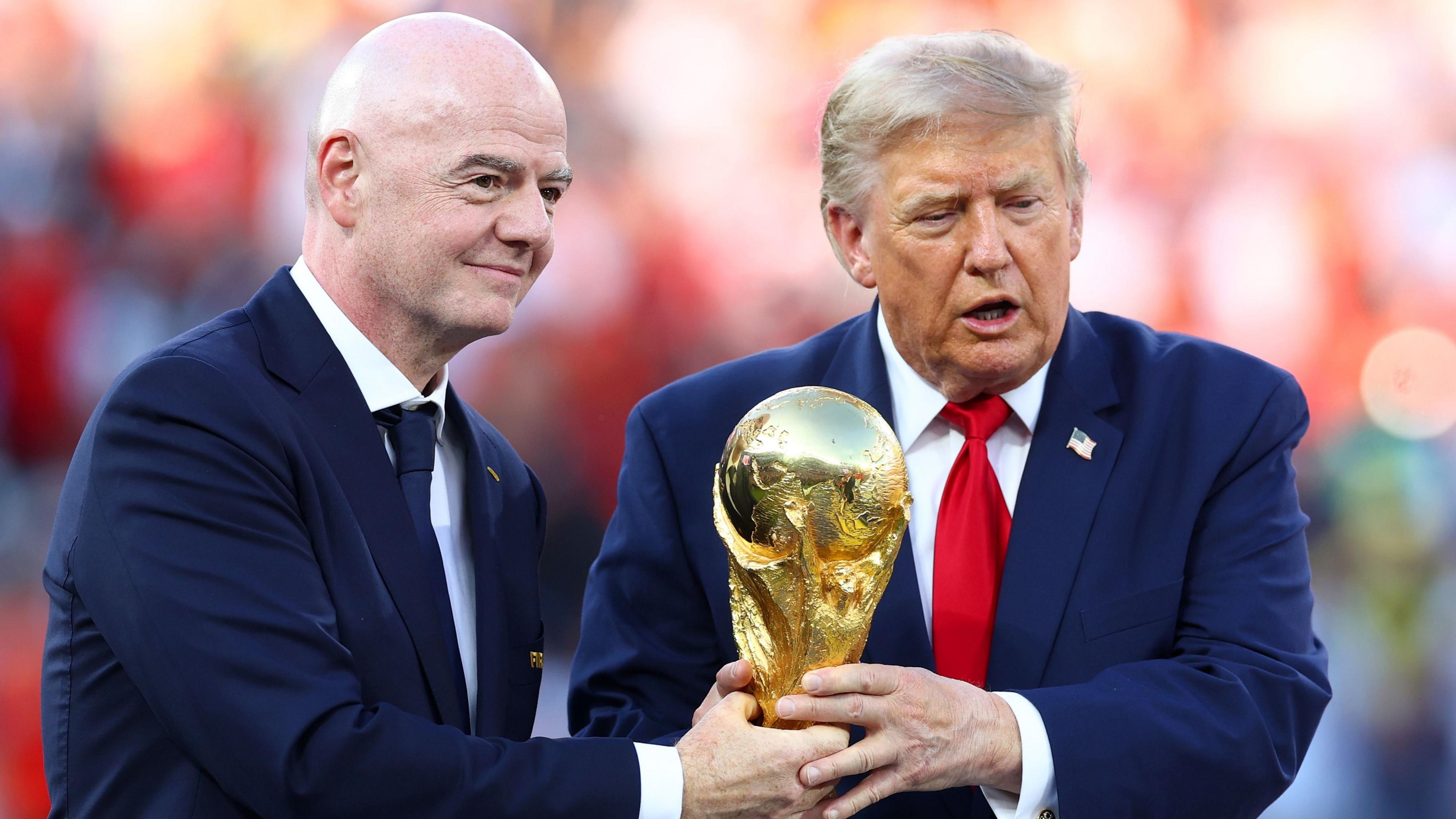 Gianni Infantino, presidente de la FIFA, y el presidente de Estados Unidos, Donald Trump, sostienen el trofeo de la Copa del Mundo.