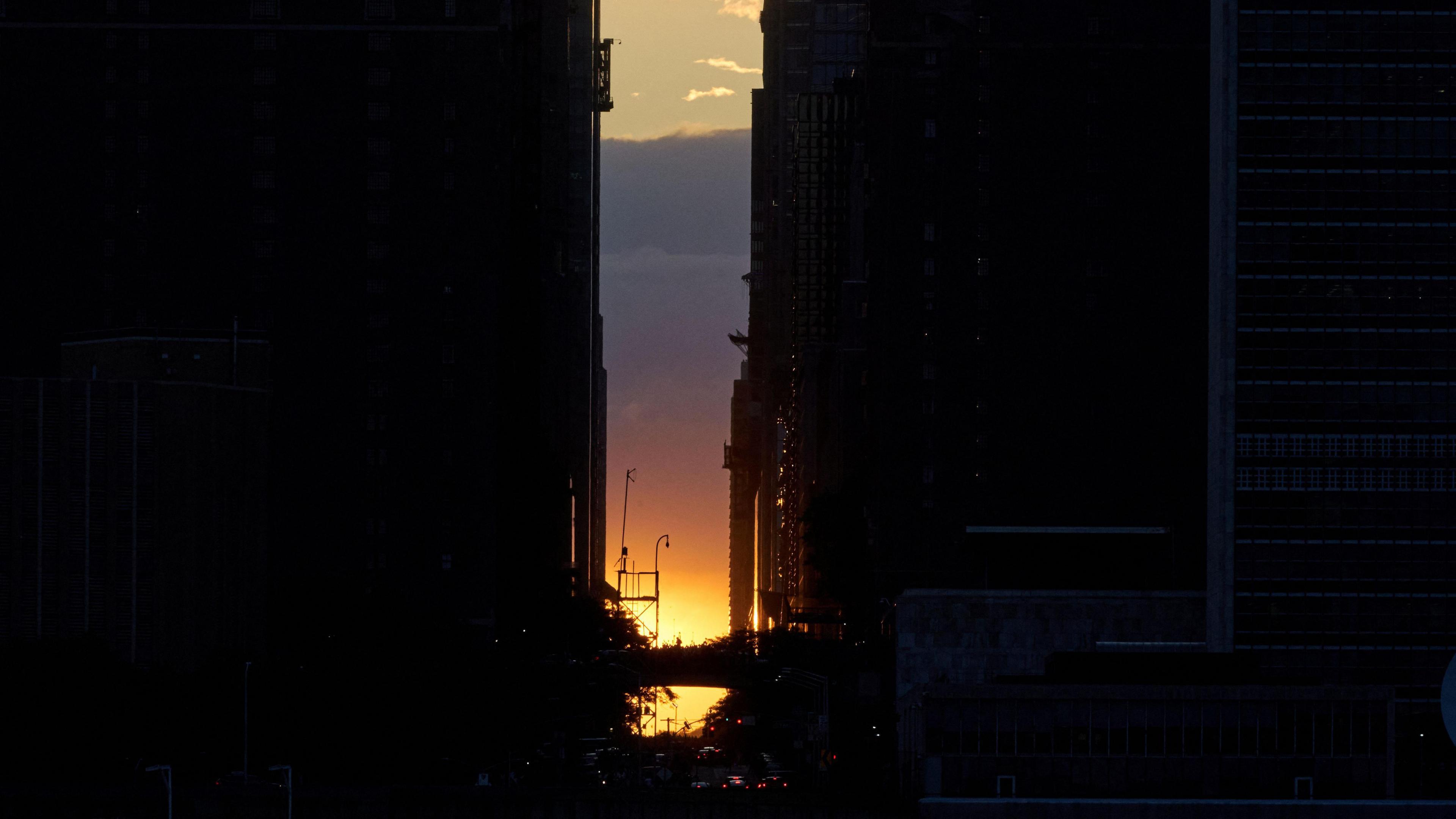 manhattanhenge sunset through buildings