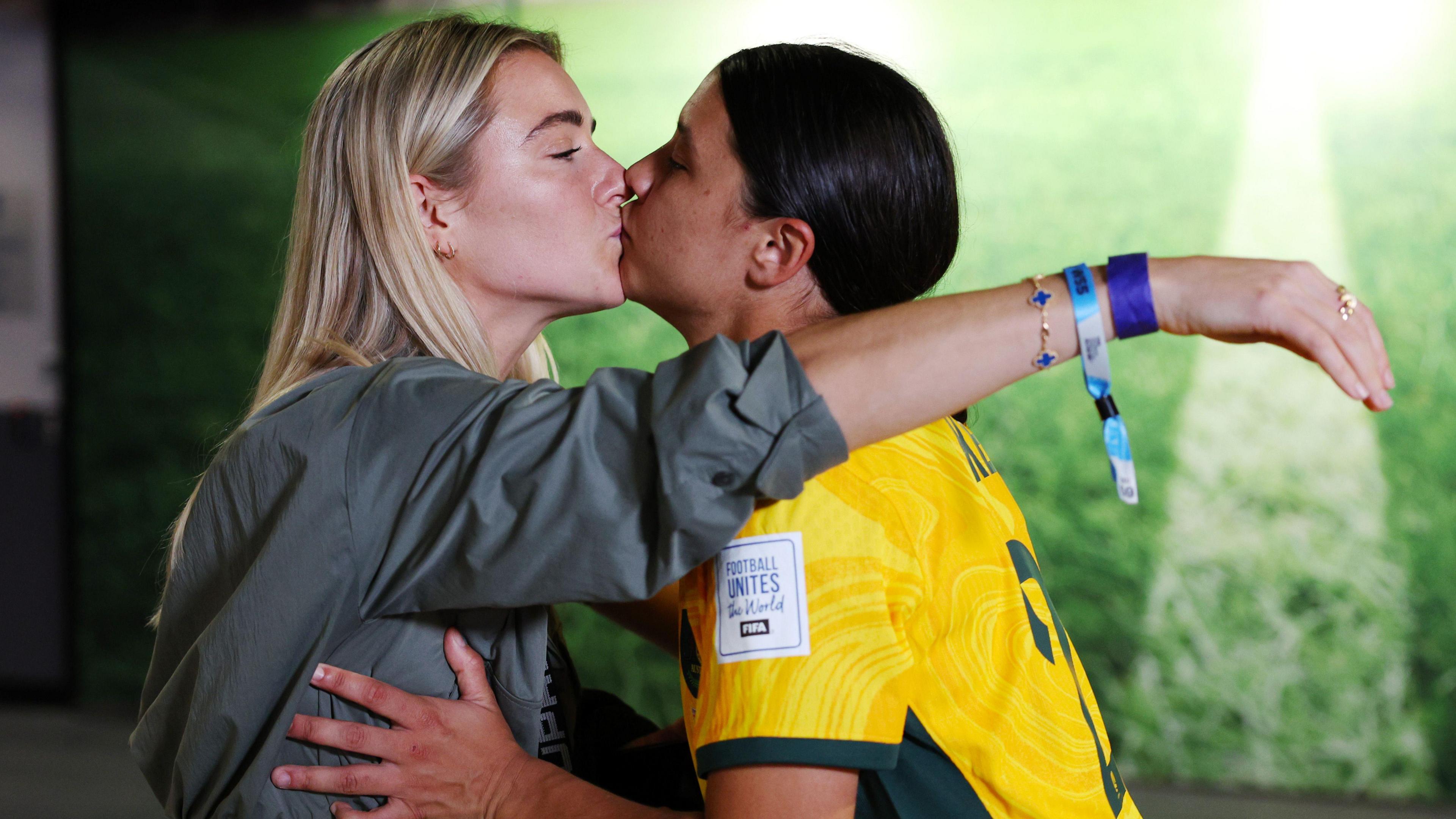 Kristie Mewis (left) and Sam Kerr kiss