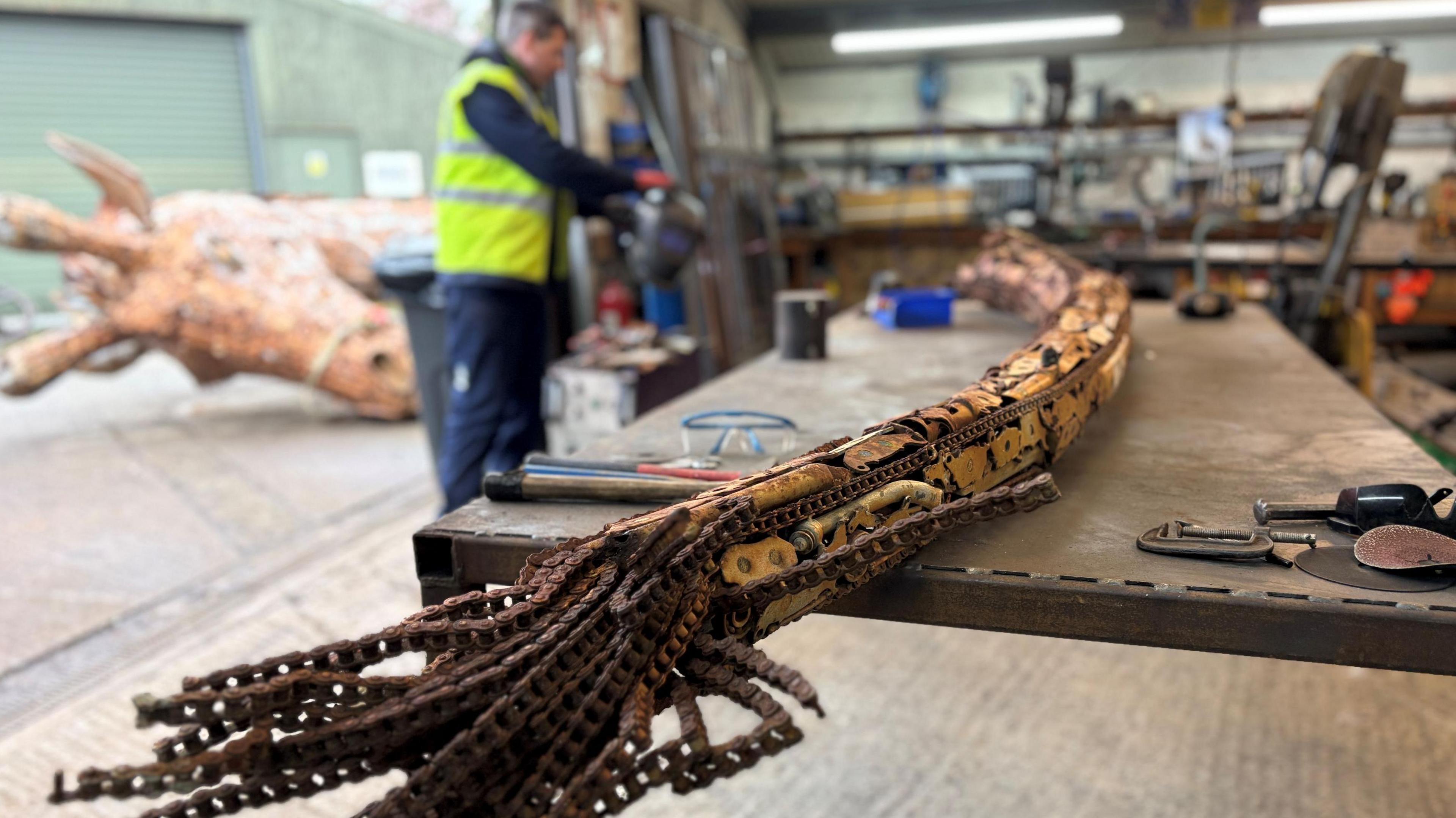 British Ironworks Centre's crane plea to finish giraffe sculpture - BBC ...