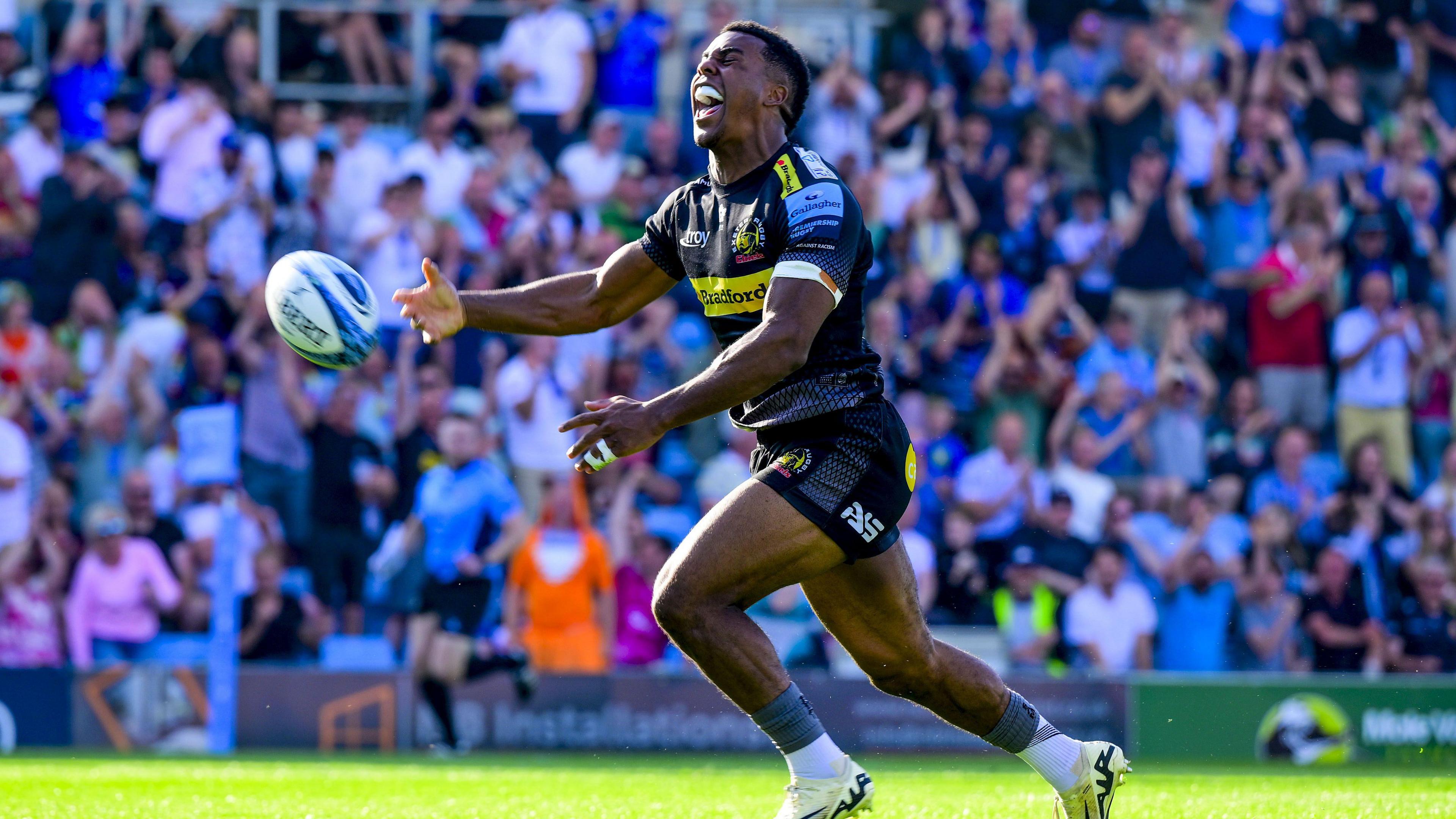 Immanuel Feyi-Waboso scores a try