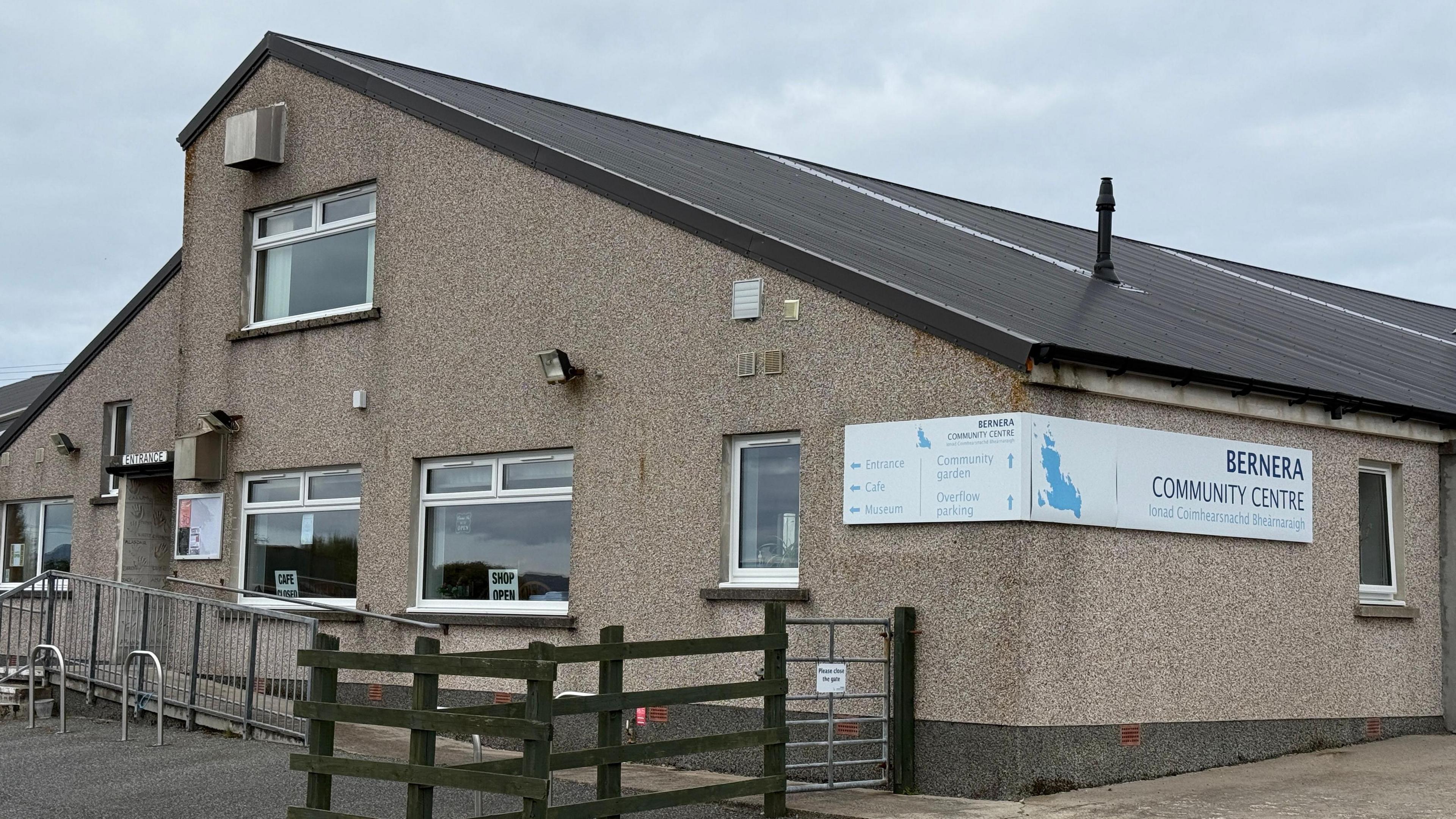 Togalach le ramp airson daoine cioramach agus feansa fiodha a-muigh. Tha soidhne air a' bhalla air a bheil Bernera Community Centre. 
