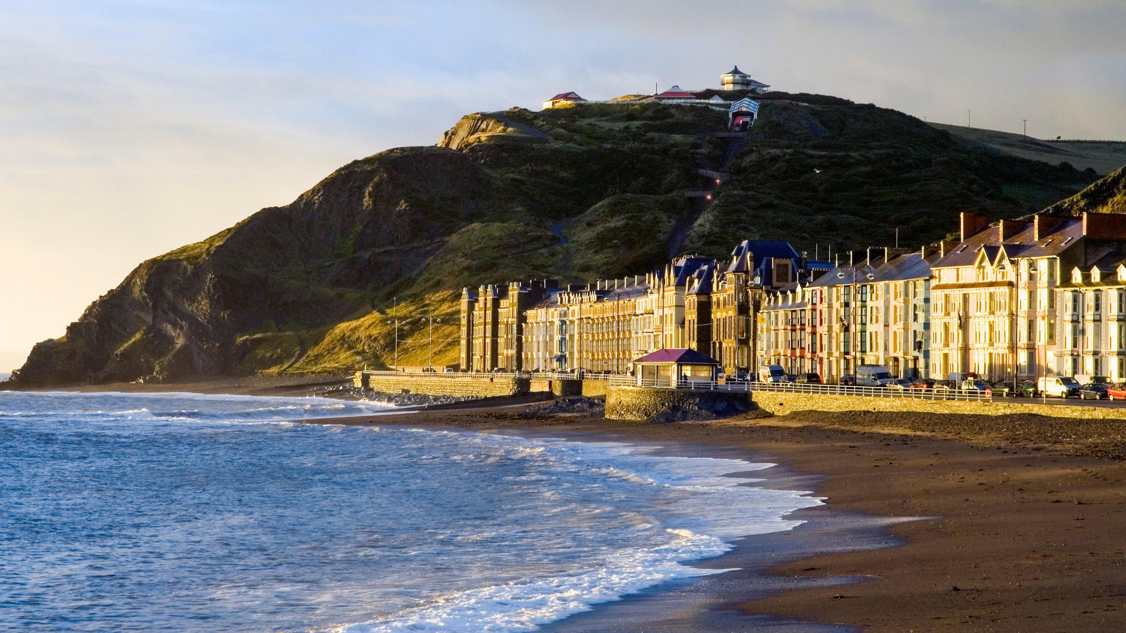 Llun o bromenad Aberystwyth a Consti yn y cefndir