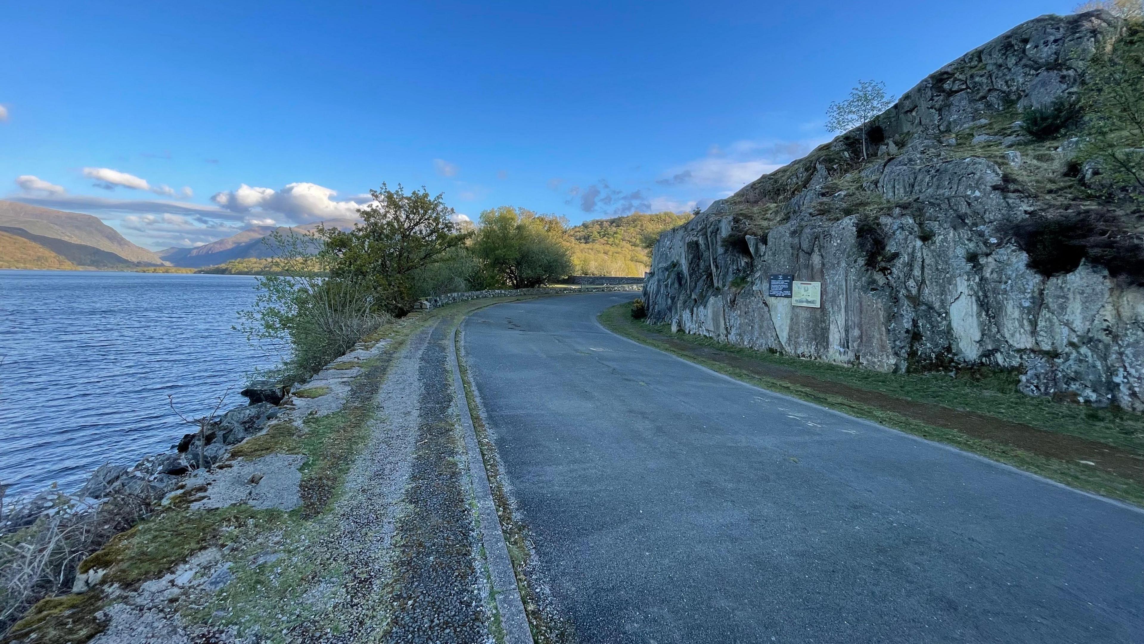 Craig yr Undeb ar lan llyn Padarn 