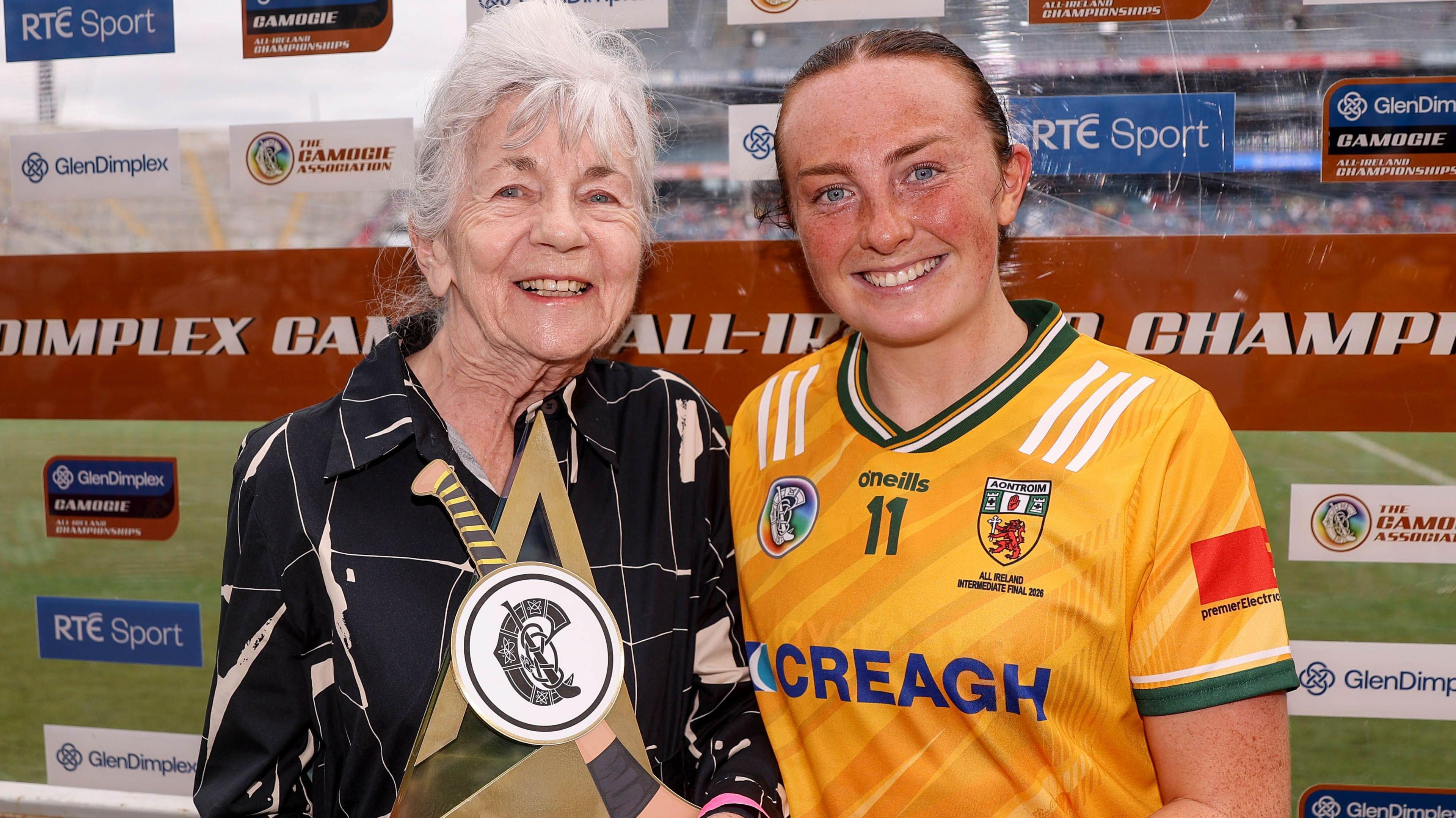 Carmel Naughton presents the player of the match award to Roisin McCormick 