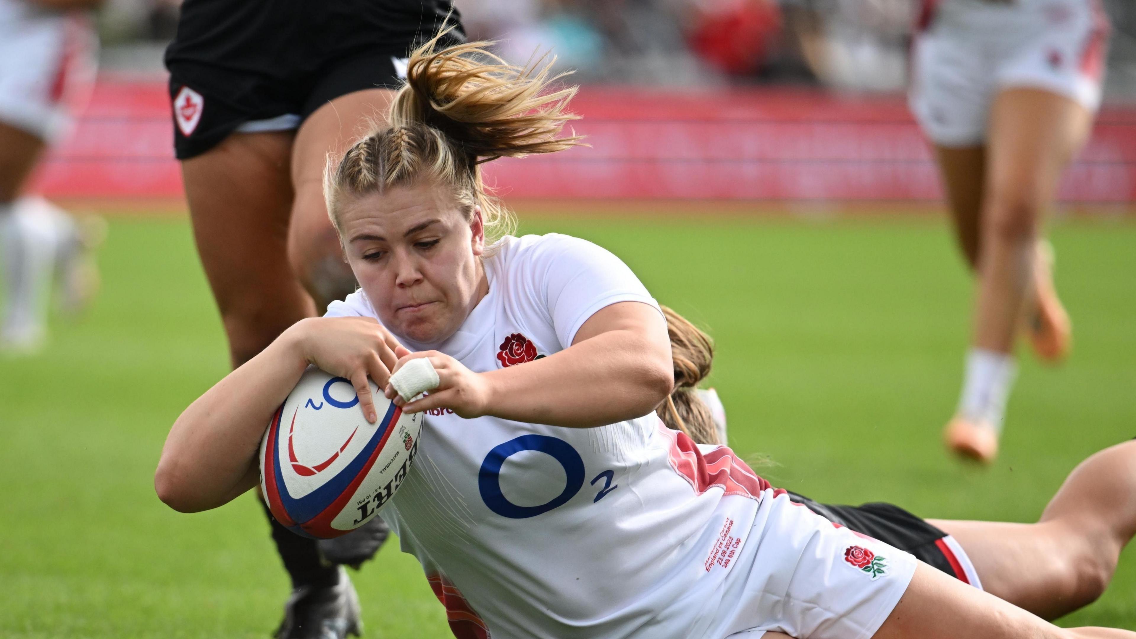 Mackenzie Carson scores a try for England