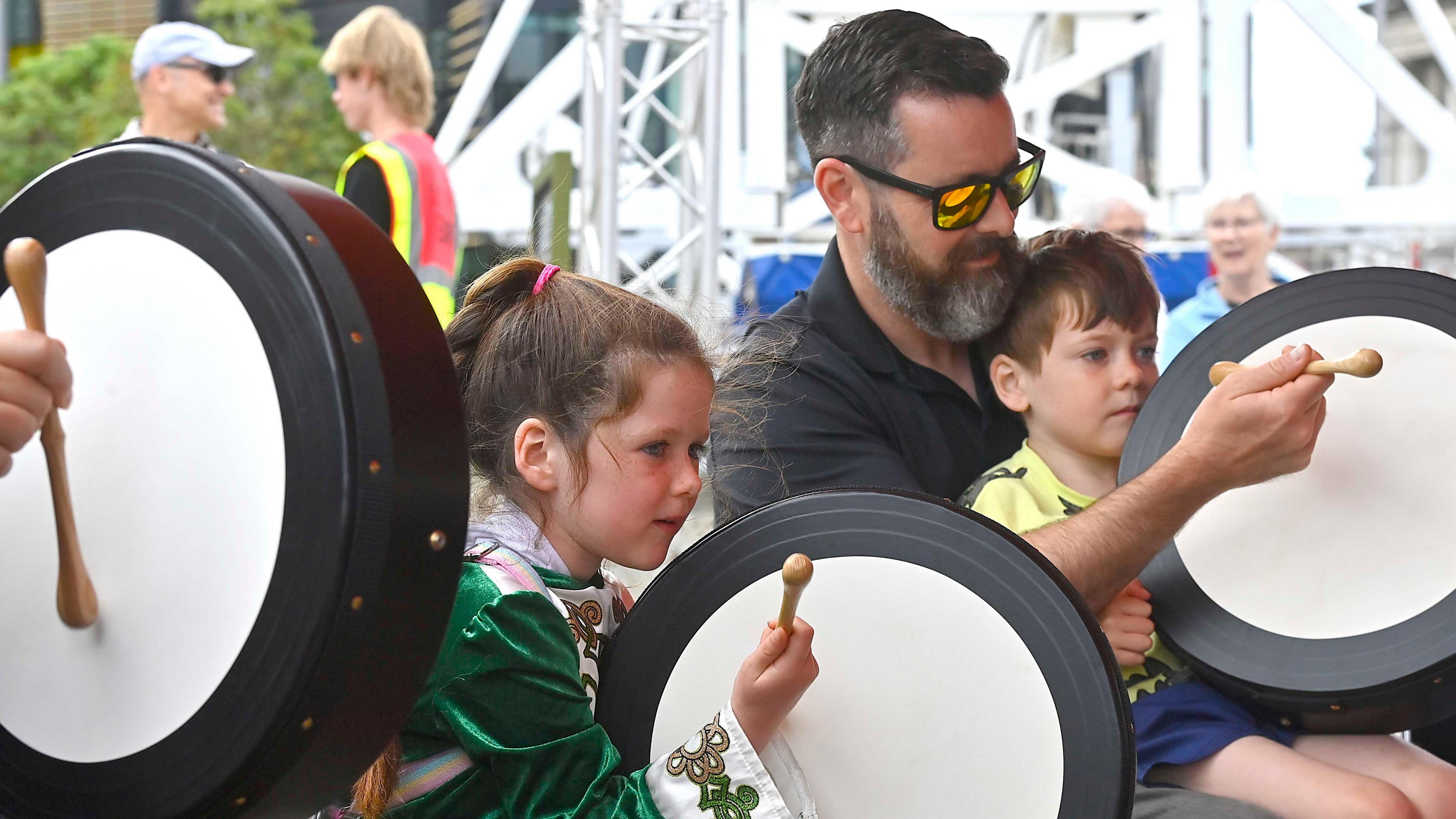 Bodhrán playing by three people