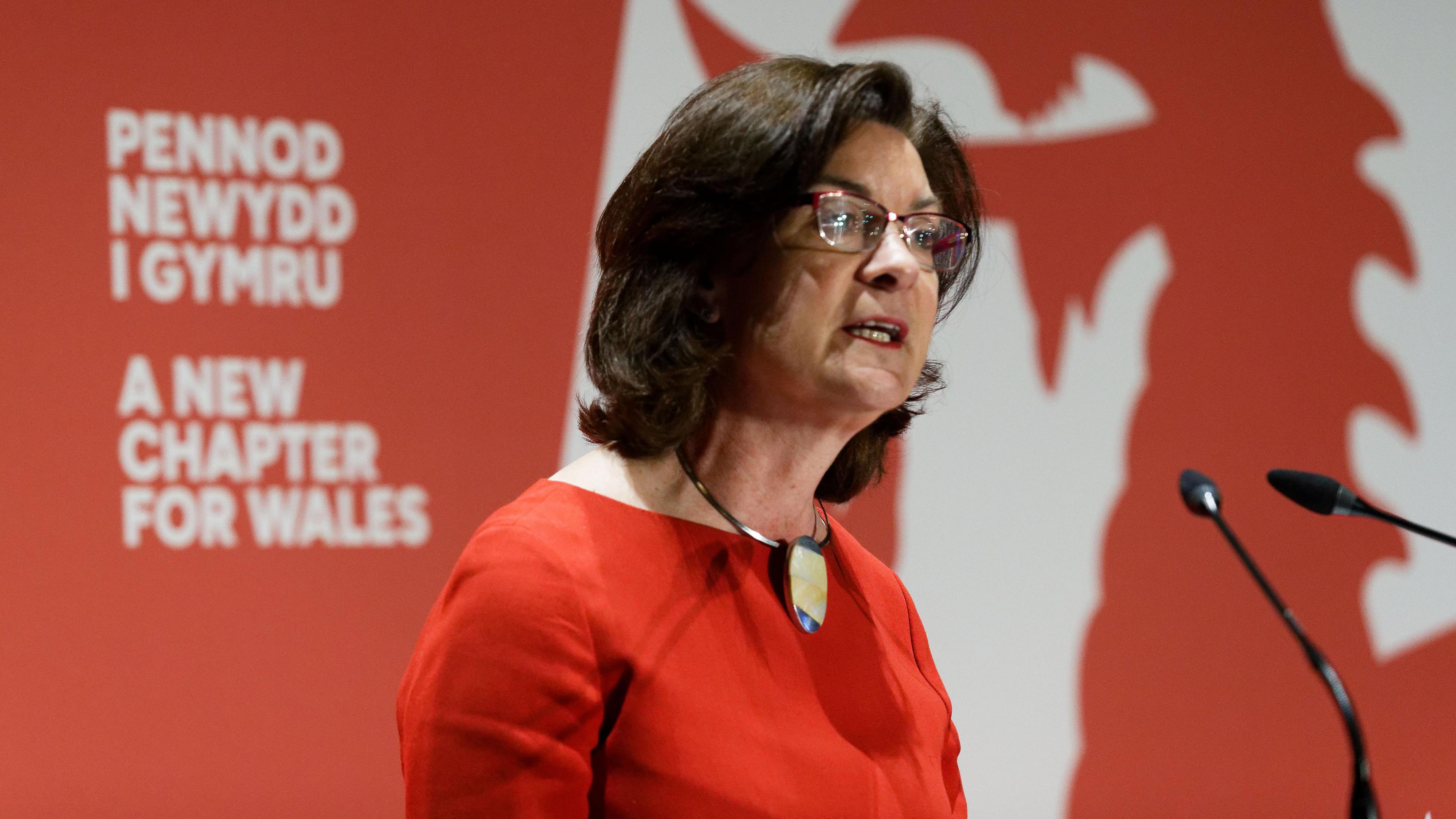 Eluned Morgan yn annerch y dorf yn Abertawe fore Llun 