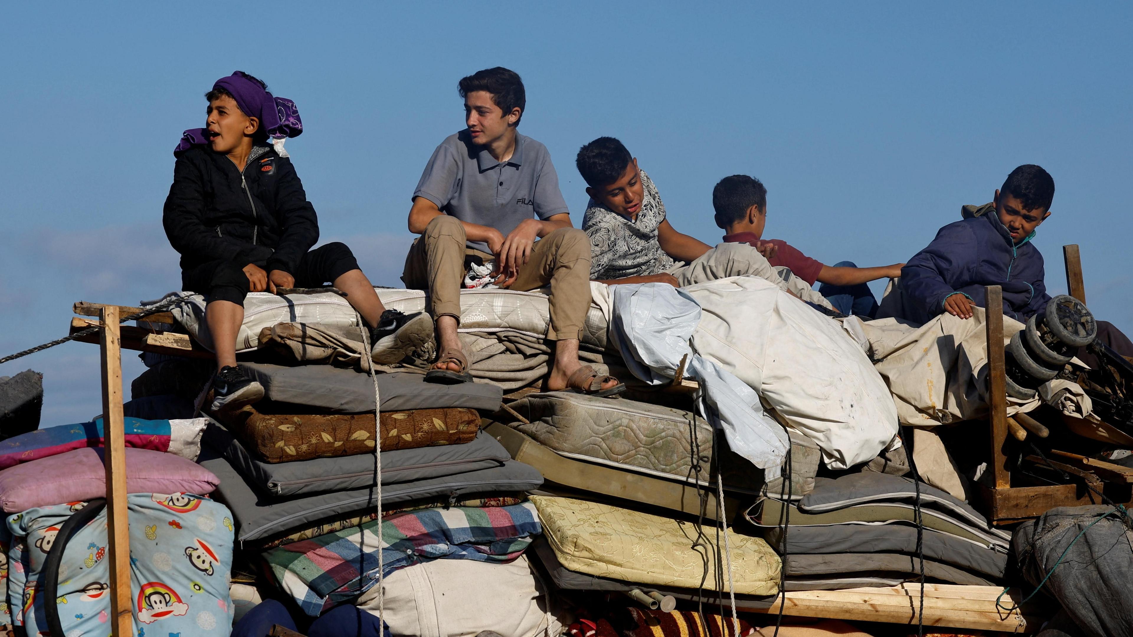 Palestinian children make their way to northern Gaza.