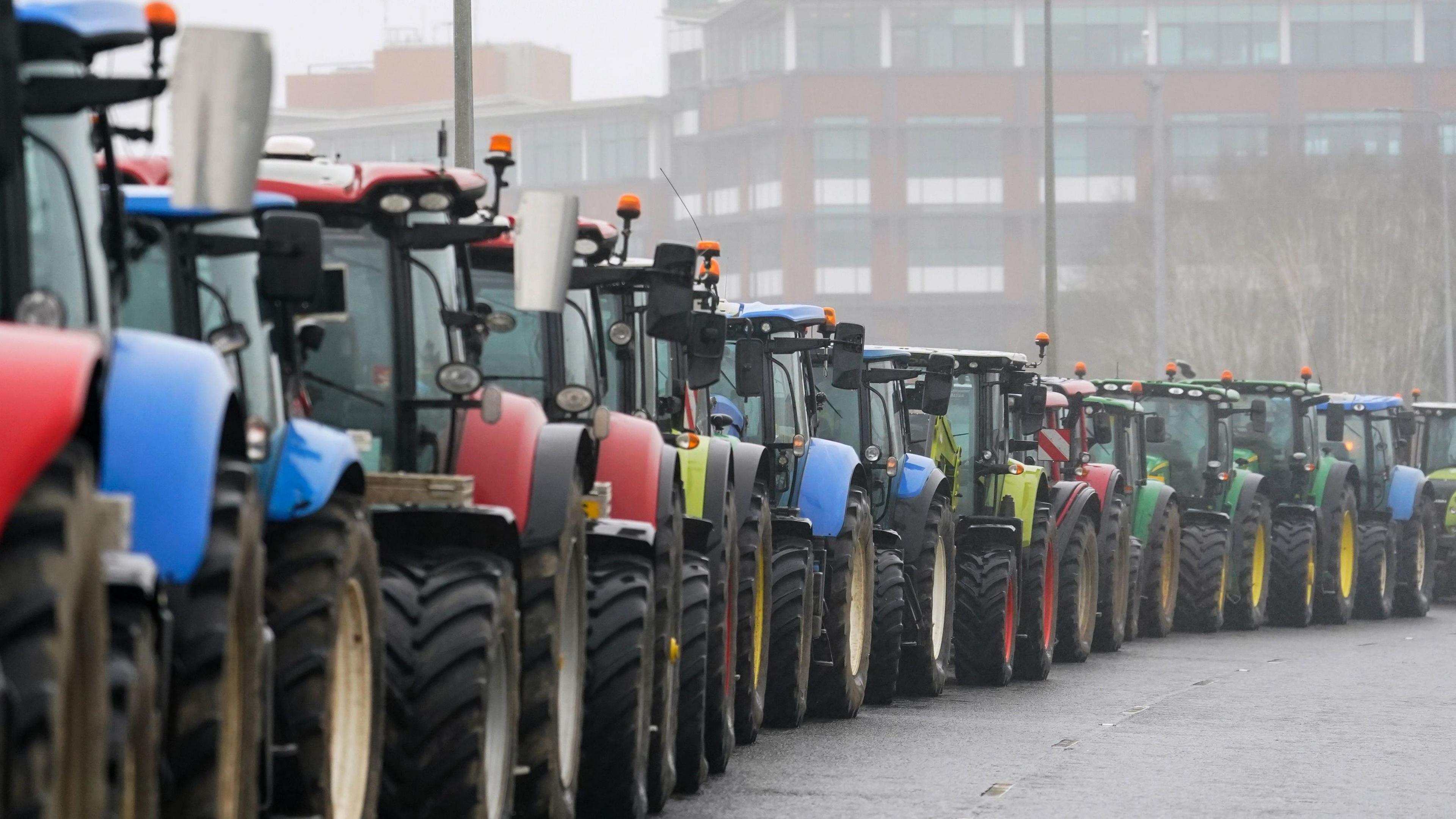 protestwyr mewn tractors