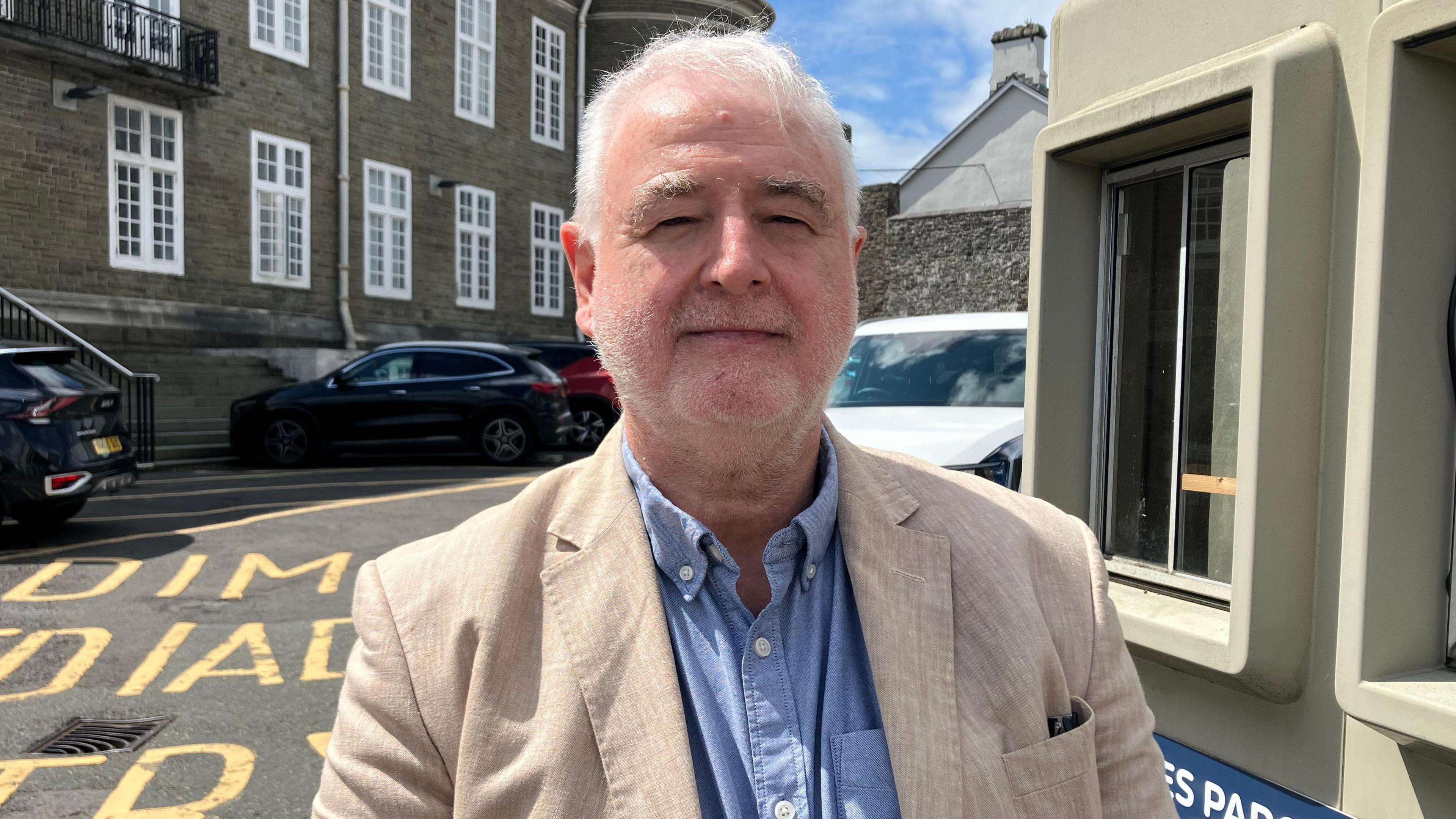 Cadeirydd Llywodraethwyr Ysgol Heol Goffa, Owen Jenkins