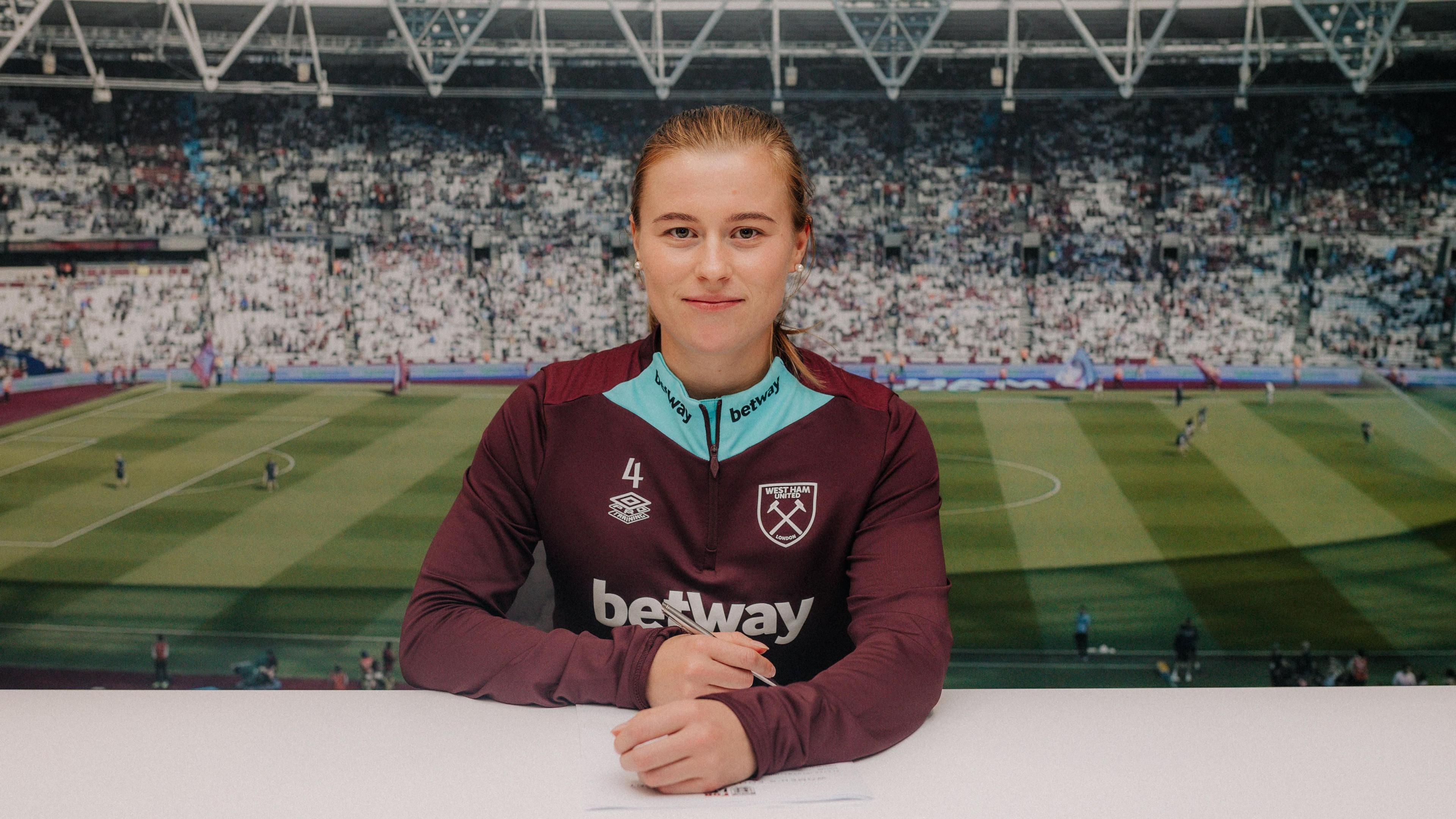 Oona Siren signing for West Ham