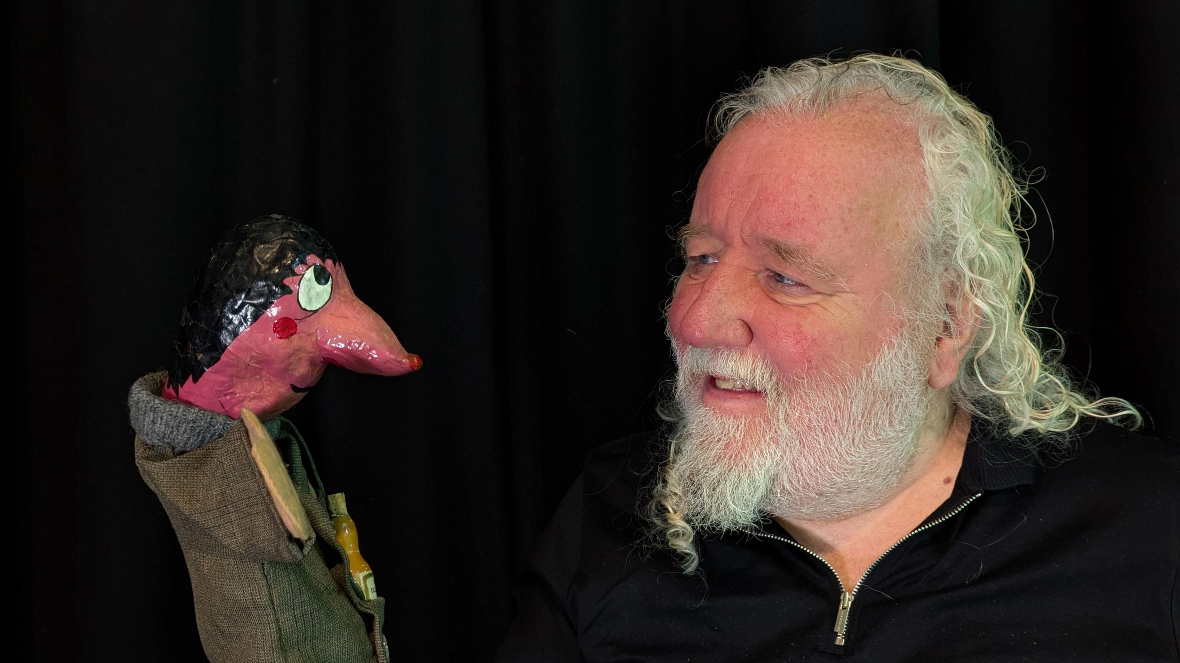 Iain Mac a' Ghobhainn le neach-brèige de Angus Òg