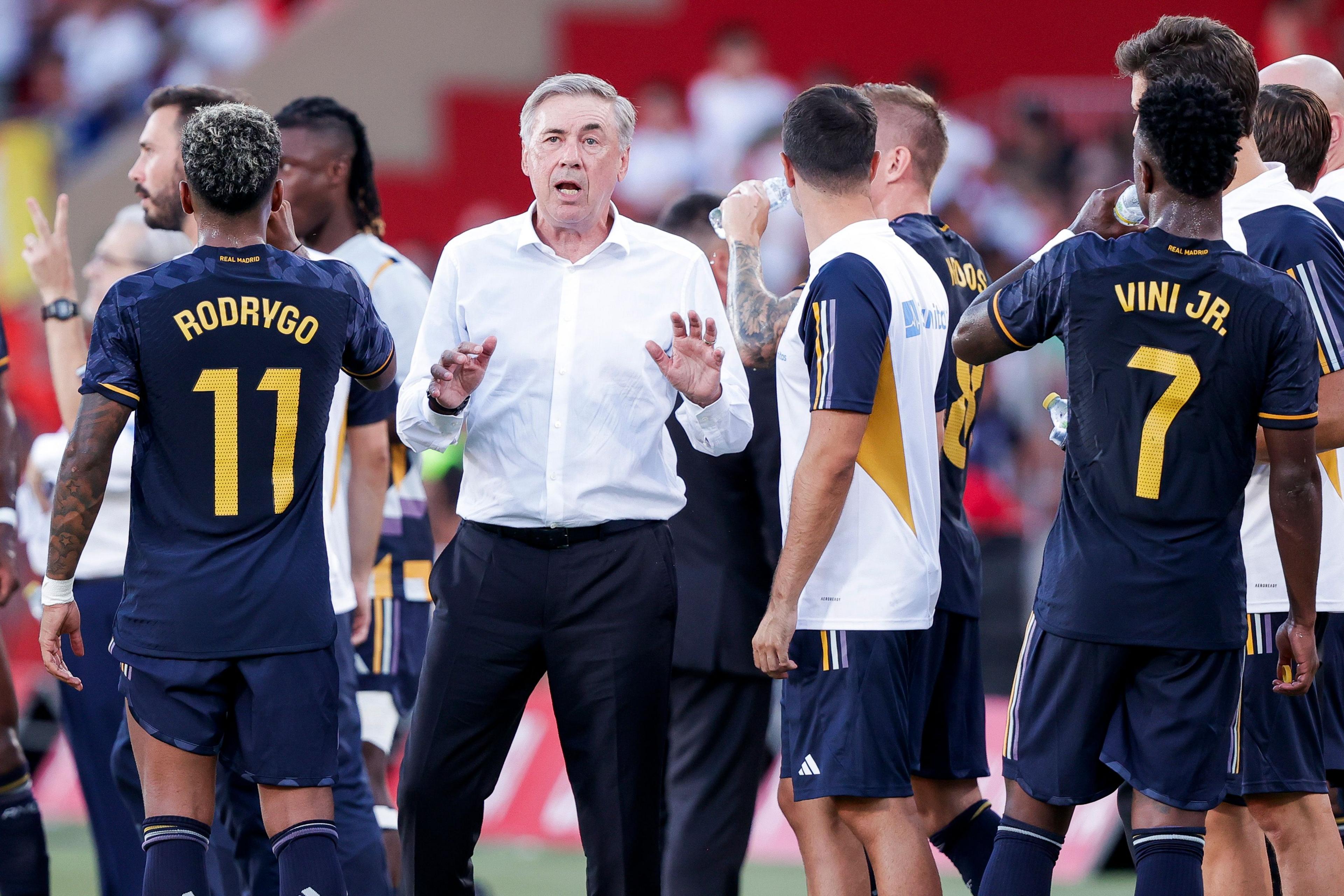 Carlo Ancelotti giving instructions to players including Rodrygo and Vinicius Jr.