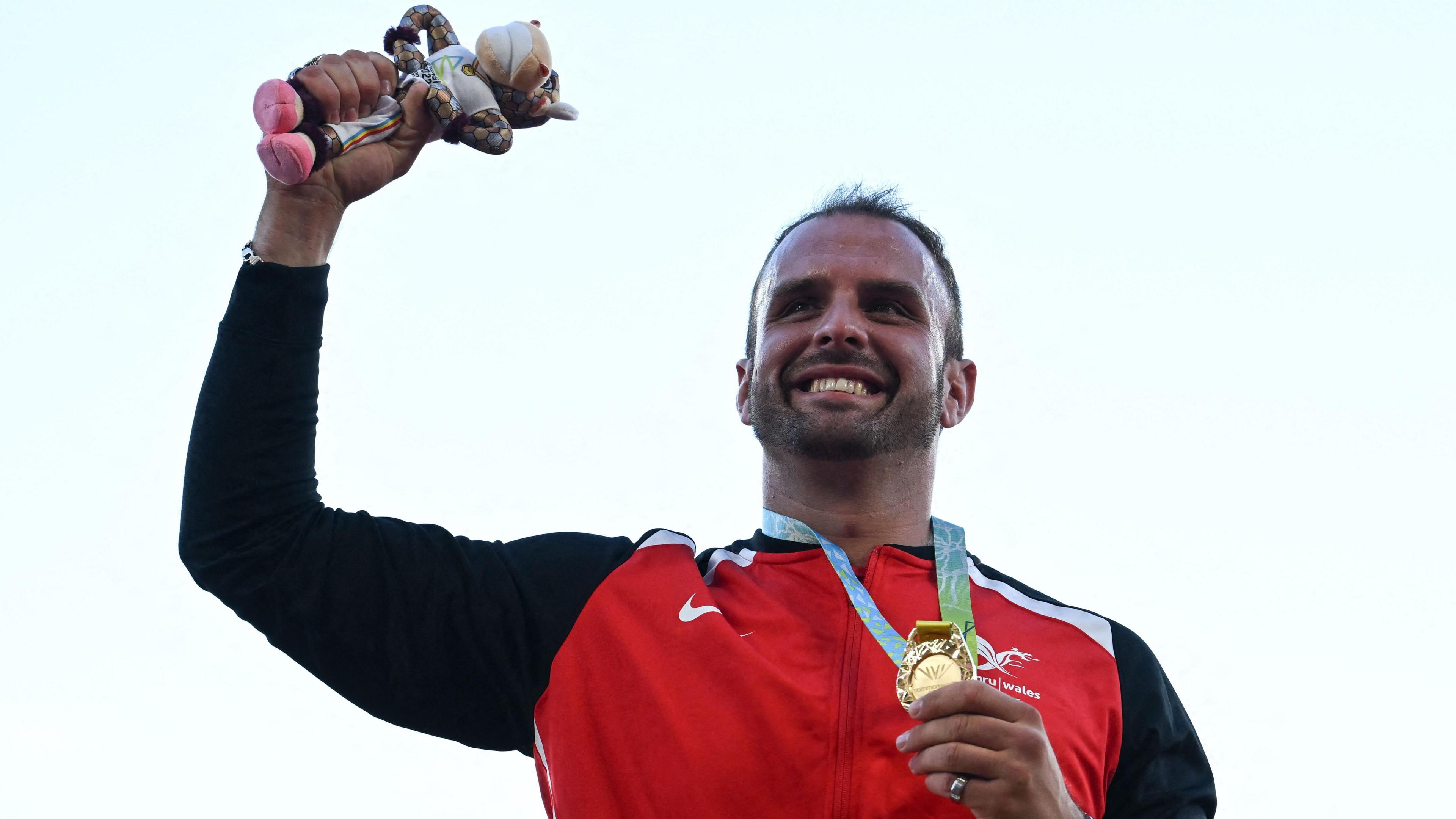 Aled Sion Davies yn ennill medal aur yn y ddisgen F42-44/61-64 yng Ngemau'r Gymanwlad yn Birmingham yn 2022.