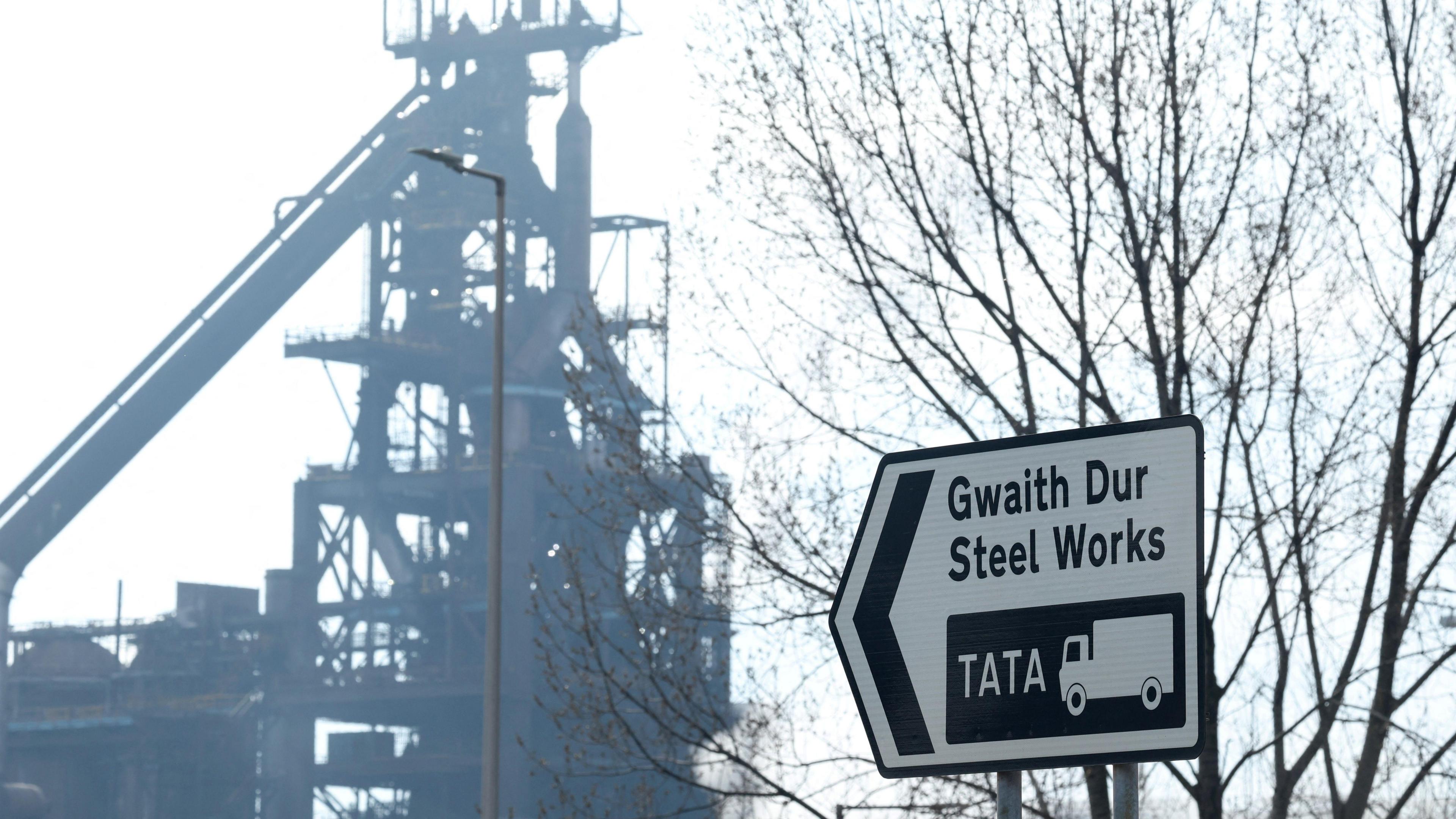 Arwydd gwaith dur yn pwyntio at safle dur Port Talbot