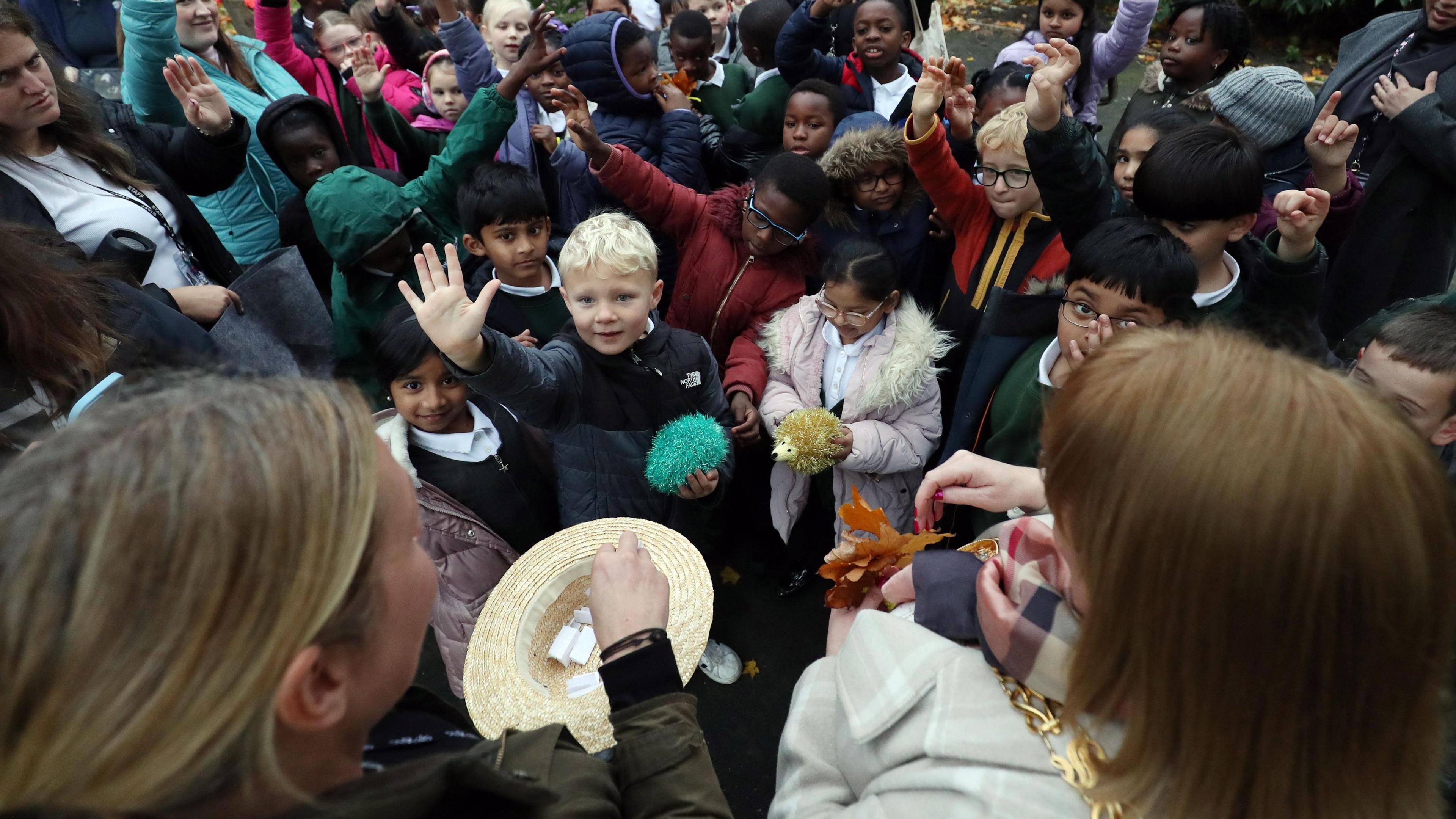 Children from Hudson Road Primary School gathered in the park. They are facing syunderland Mayor Allison Chisnall  and councillor Beth Jones who are facing away from the camera. Chisnall is wearing her official mayoral gold chains.