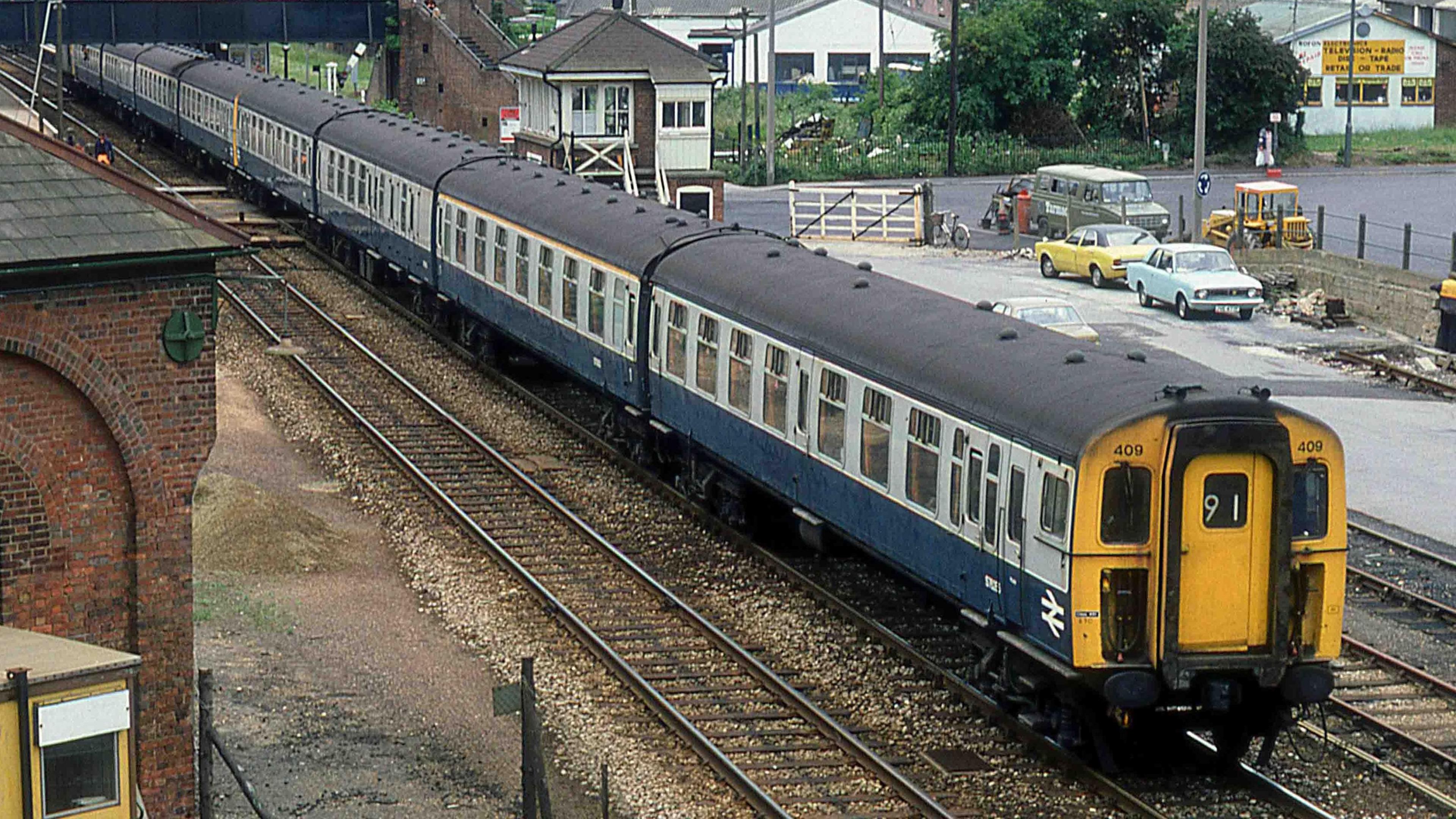 A 1980s photo of a diesel push-pull train with the number 91 at the front