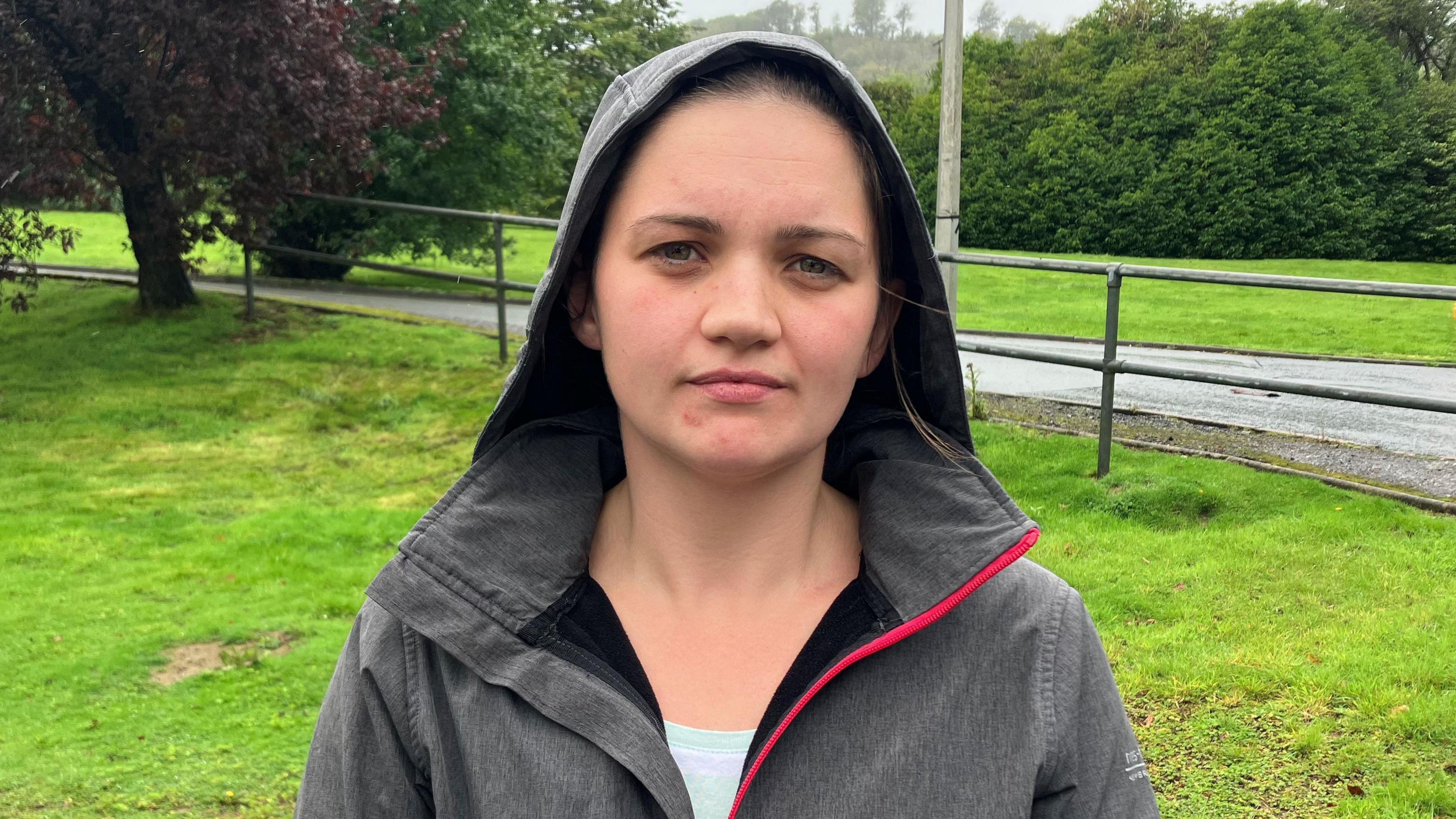 Dywedodd Ceris Jones ei bod yn "cydymdeimlo'n fawr gyda theulu a ffrindiau yr unigolyn"