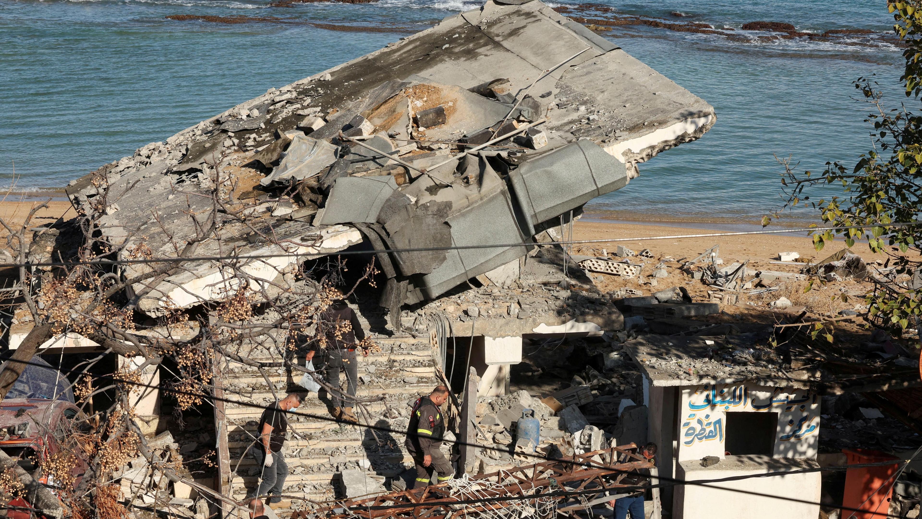 People inspect a building destroyed by an Israeli strike, in the town of Sarafand, southern Lebanon (20 November 2024)