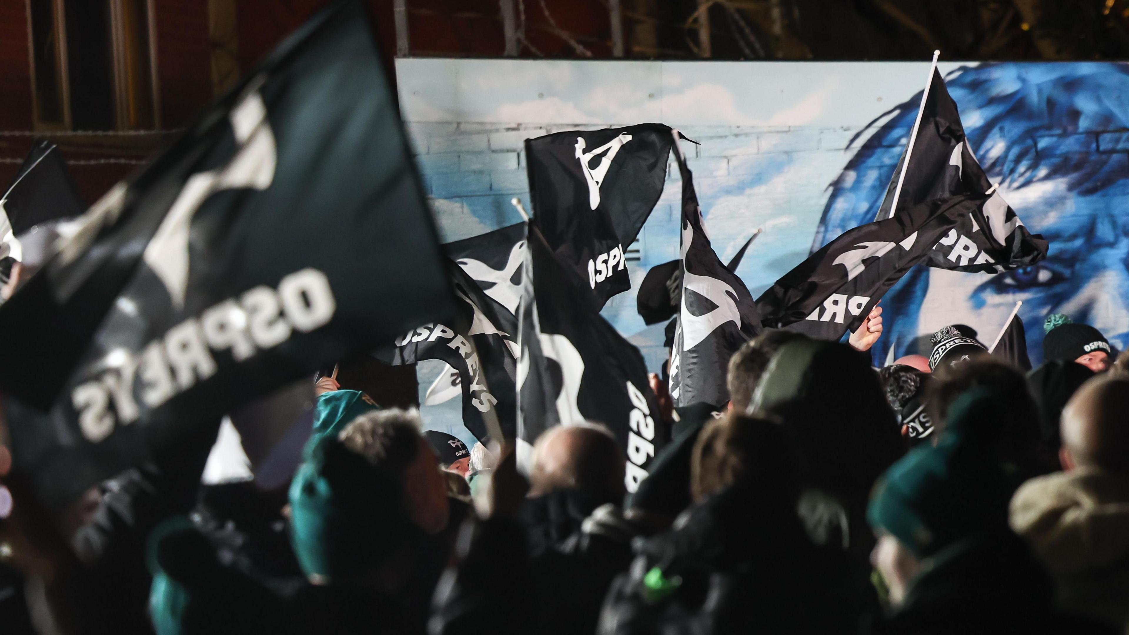 Protestwyr gyda baneri