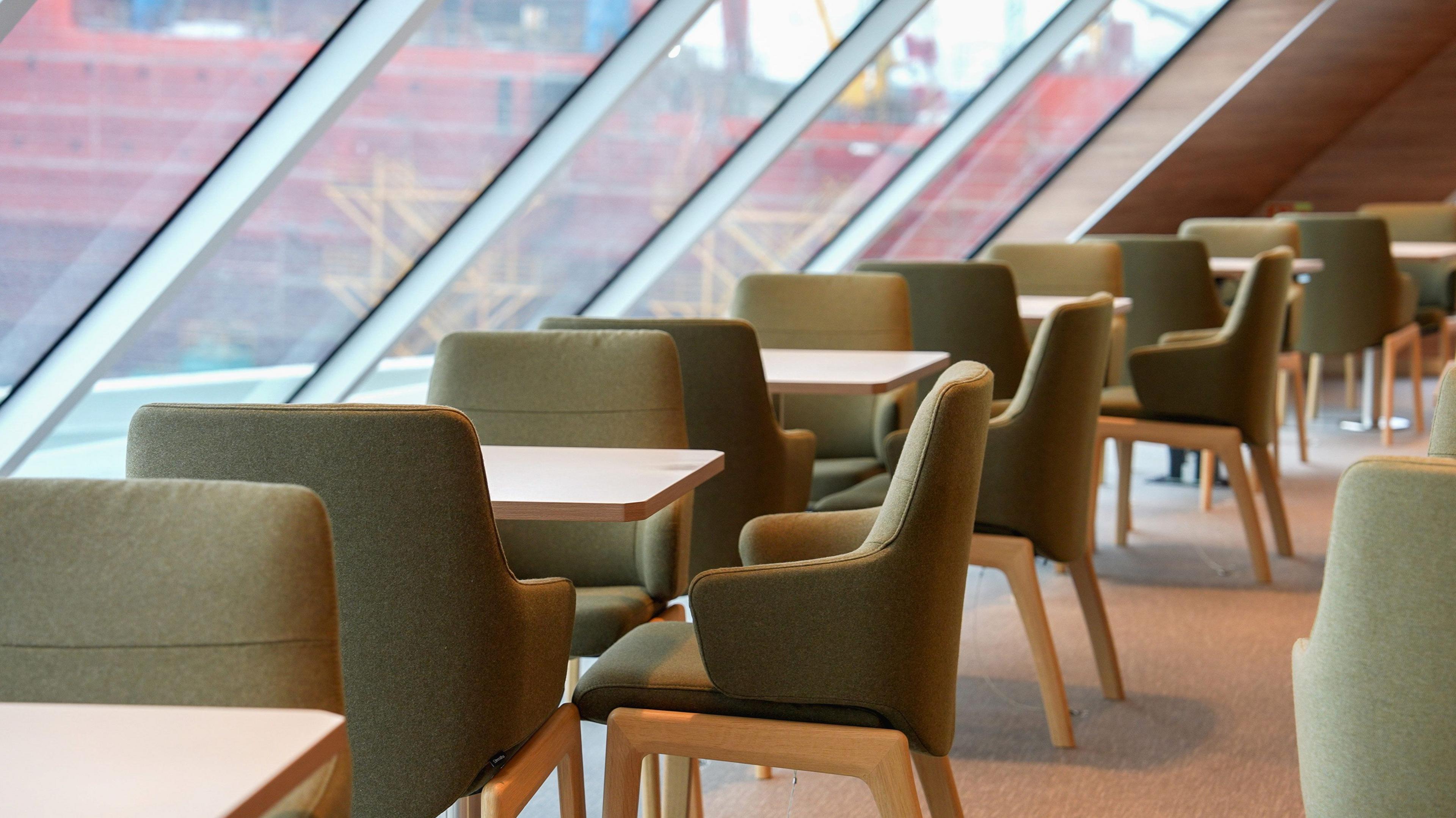 Taobh a-staigh an MV Isle of Islay.