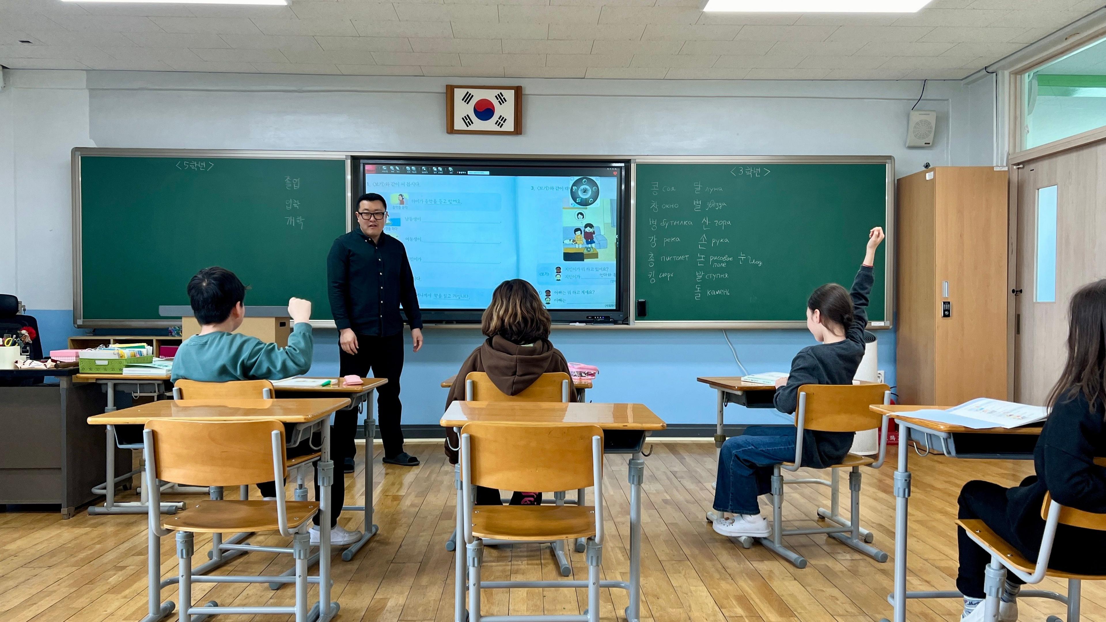 A teacher during a Korean-language class at Dunpo Elementary School 