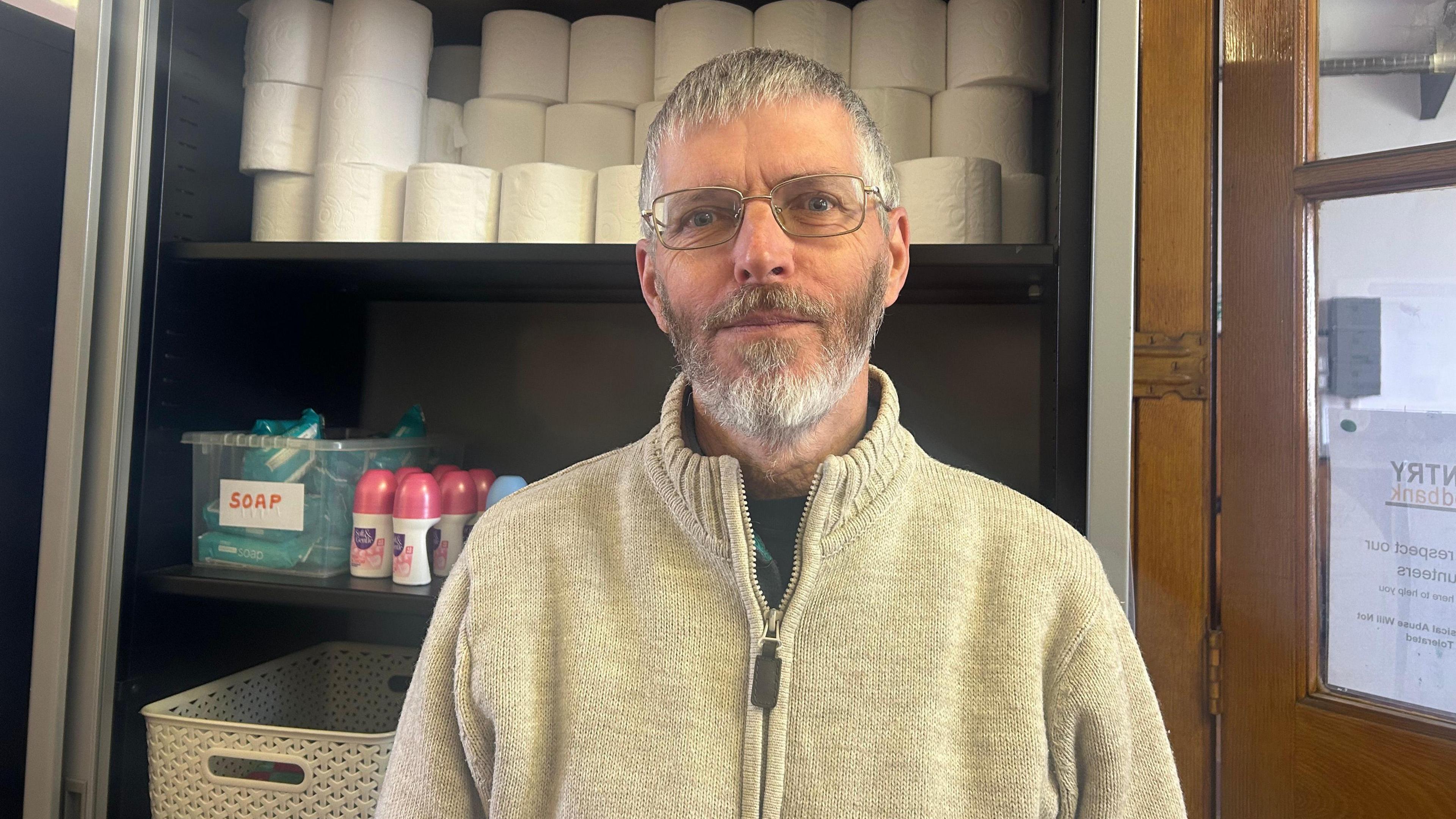 Brian Jones mewn sbectol a siwmper golau