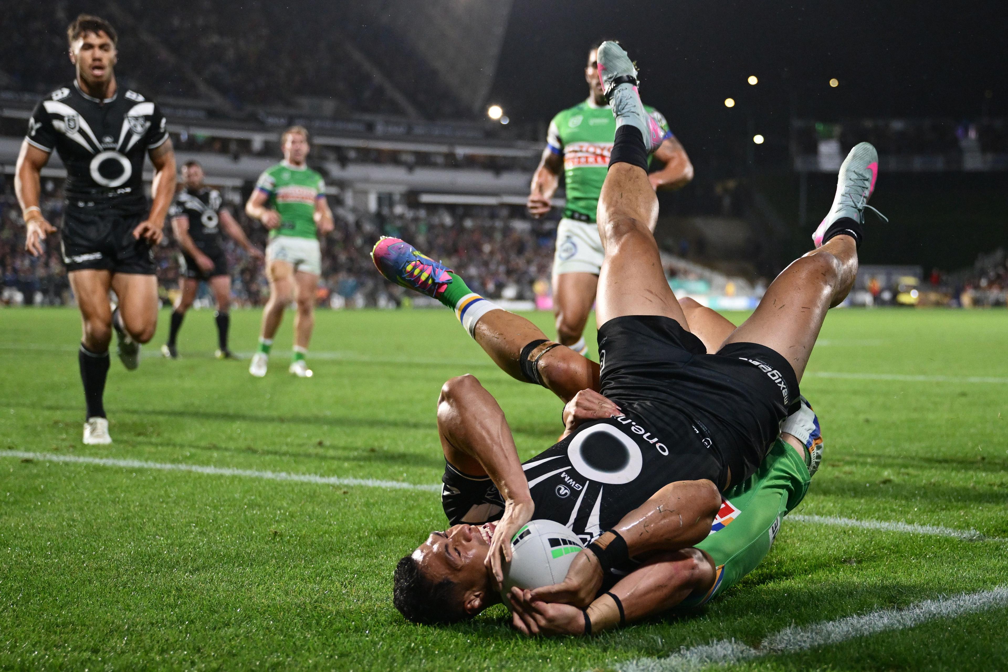 The Warriors' Roger Tuivasa-Sheck scores a try during the round 12 NRL match between New Zealand Warriors and Canberra Raiders at Go Media Stadium in Auckland, New Zealand. Photo by Hannah Peters