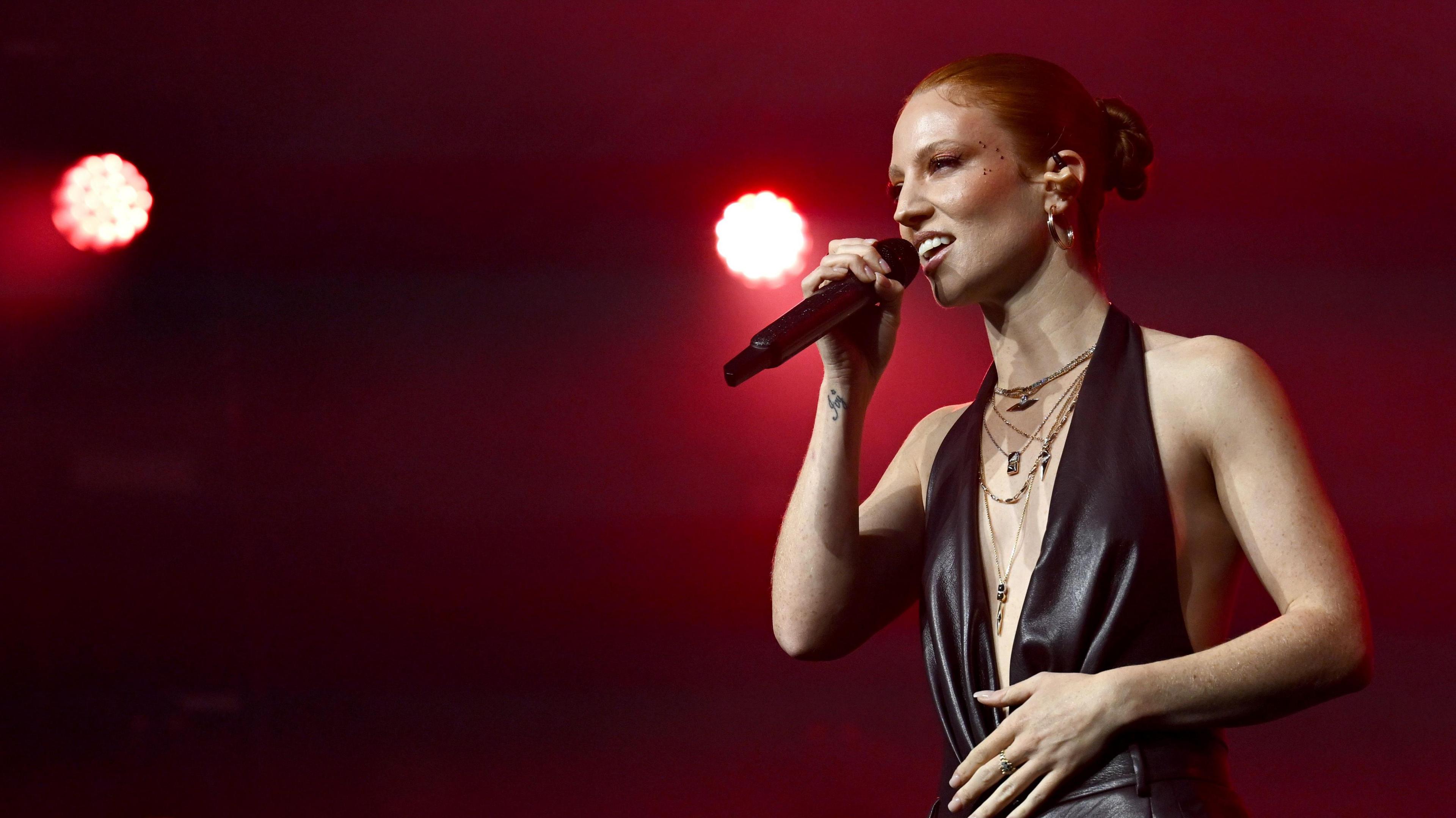 PopstarJess Glynne singing 