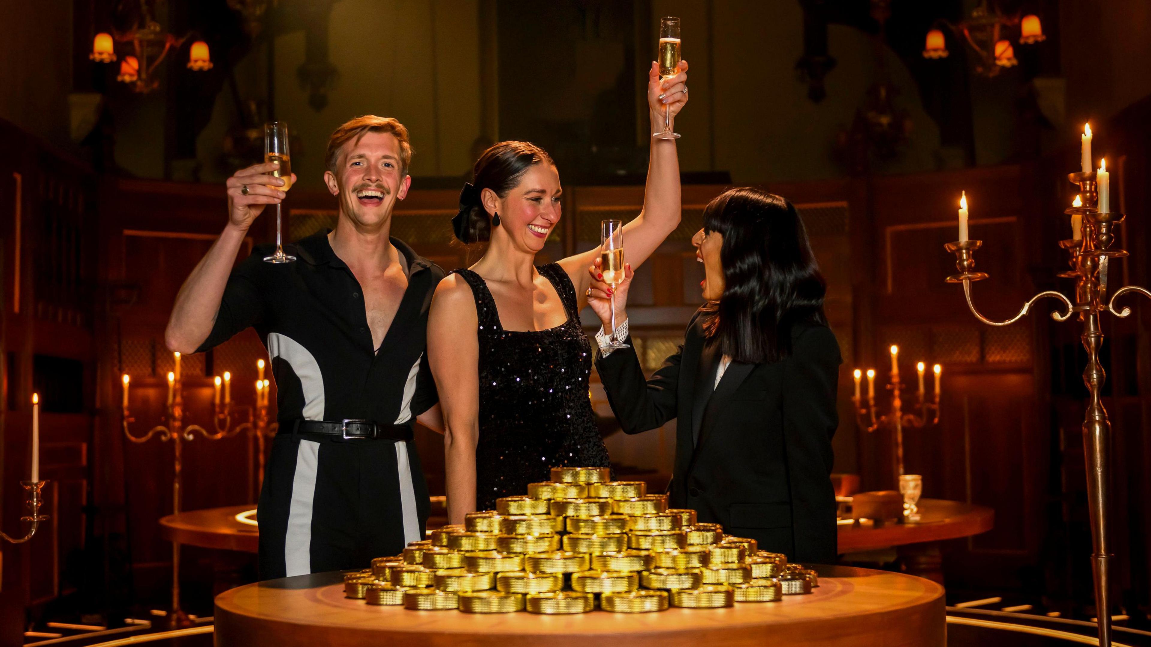 Stephen is Rachel le Claudia Winkleman às dèidh dhaibh buannachadh.