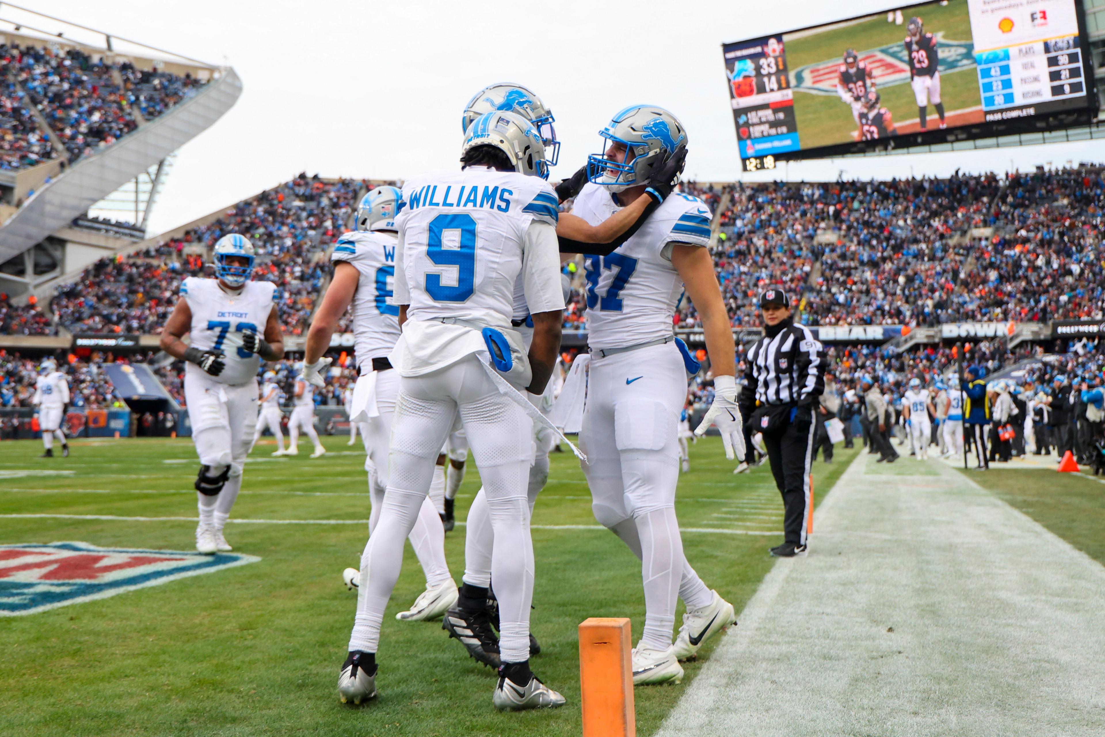 Jameson Williams of the Detroit Lions celebrates with his team in the end zone in Chicago 