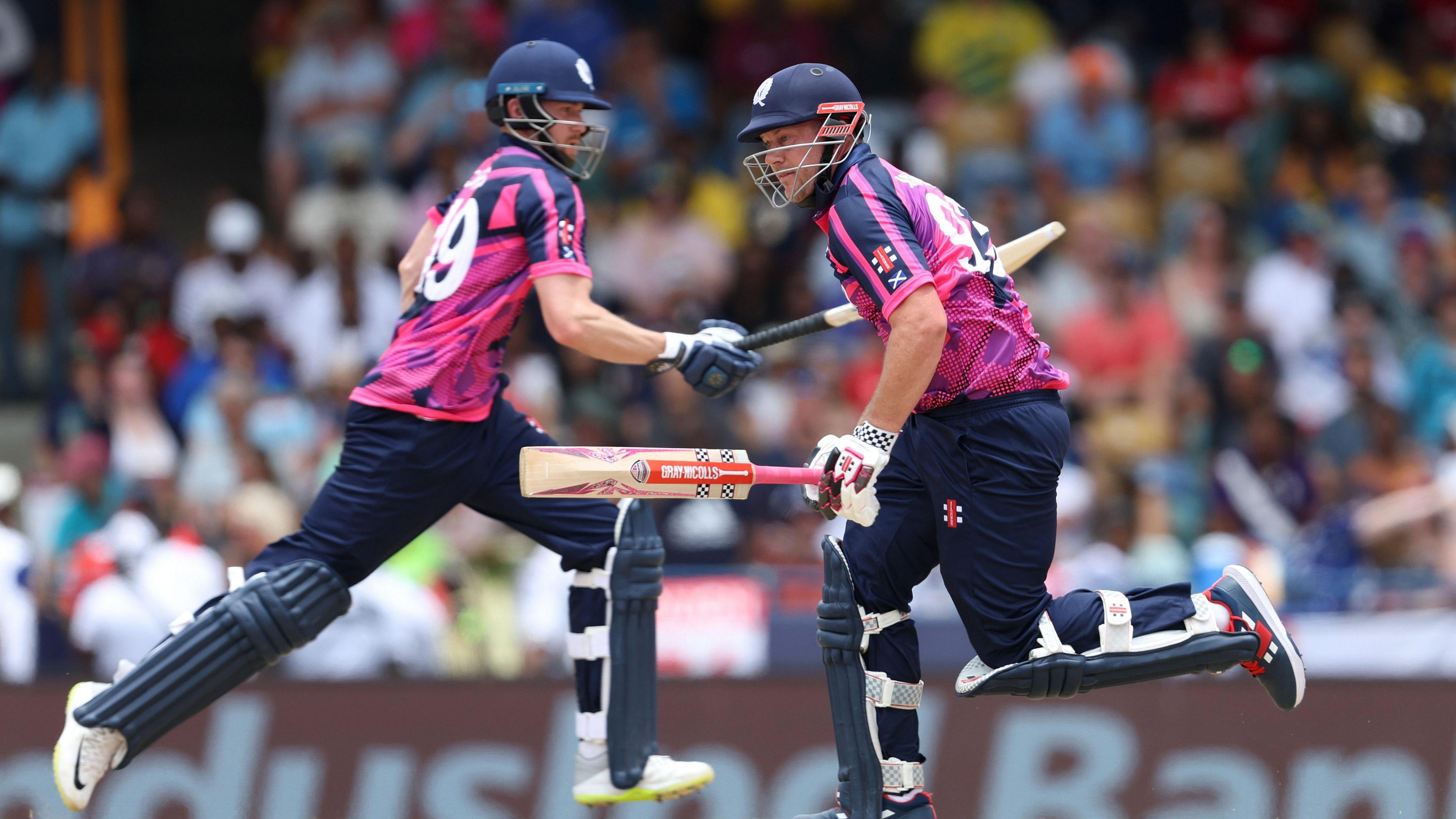 Michael Jones and George Munsey running between the wickets