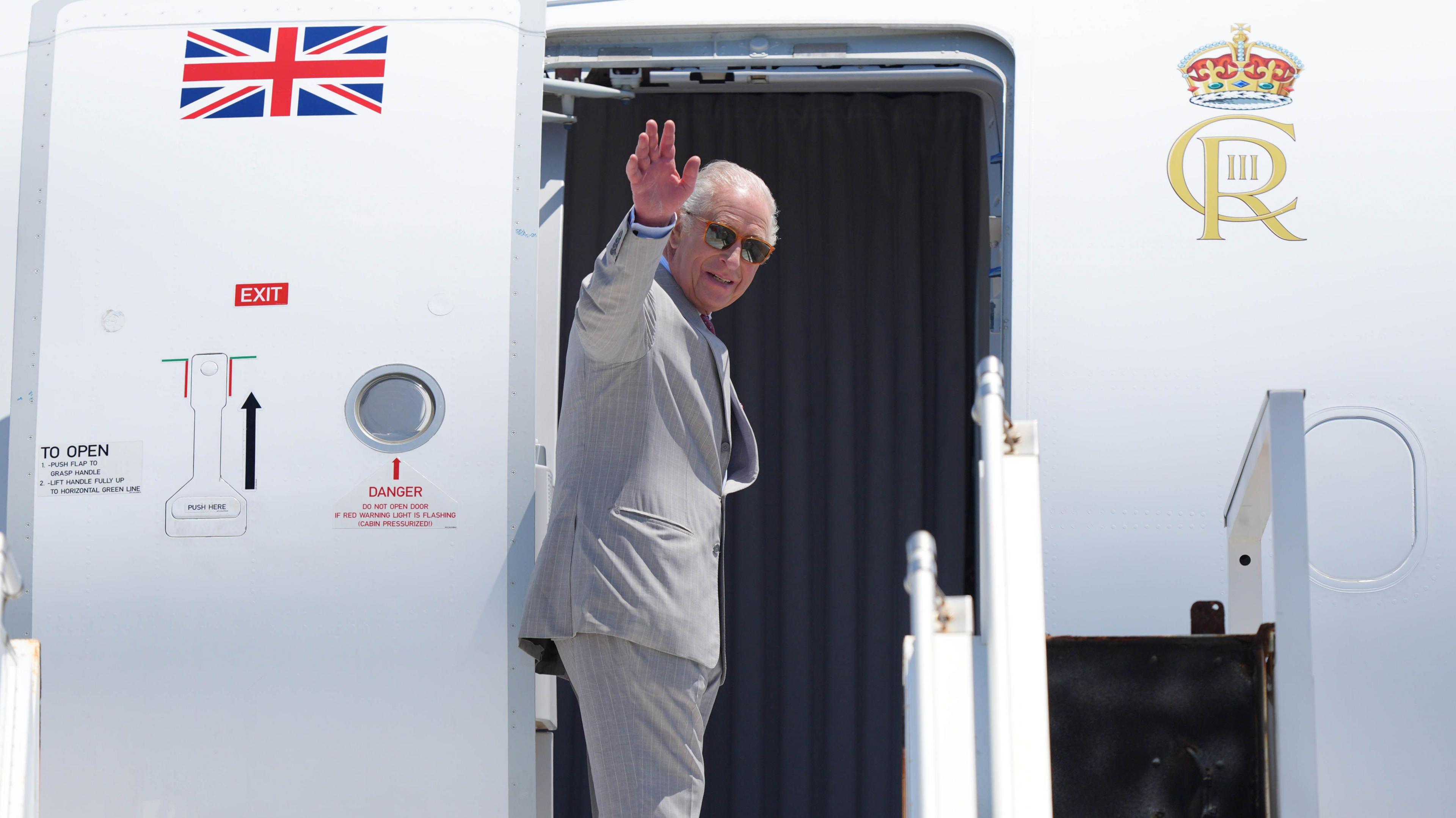 Mbreti Çarls përshëndet duke u ngjitur në aeroplan në Bermuda