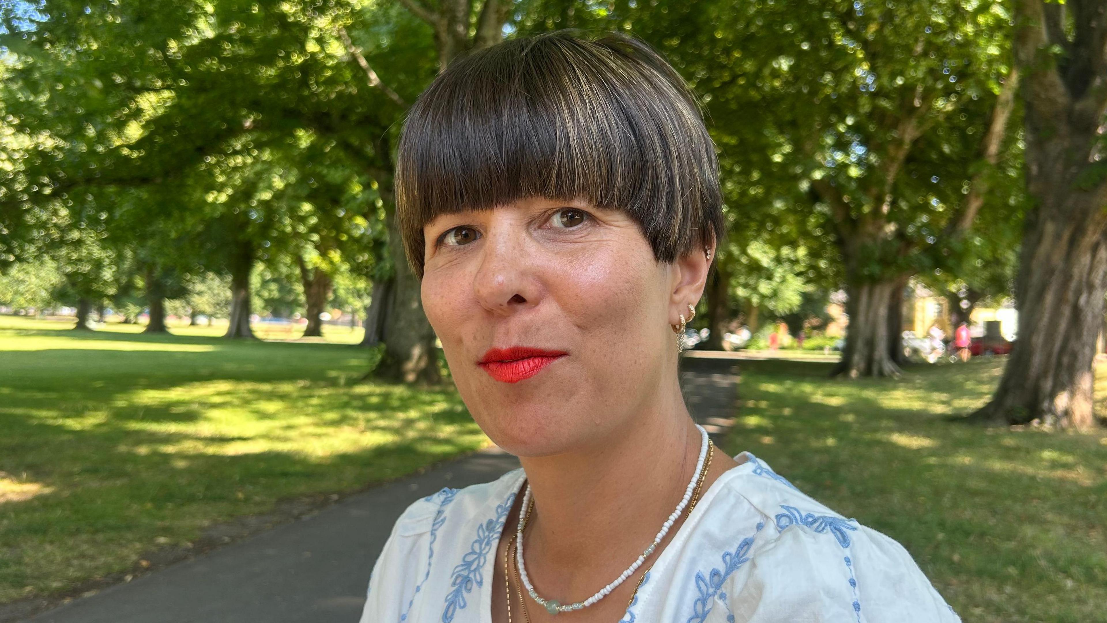 Mae Cecile Gwilym yn pwysleisio pwysigrwydd codi pryderon o fewn y gymuned am ddiogelwch plant