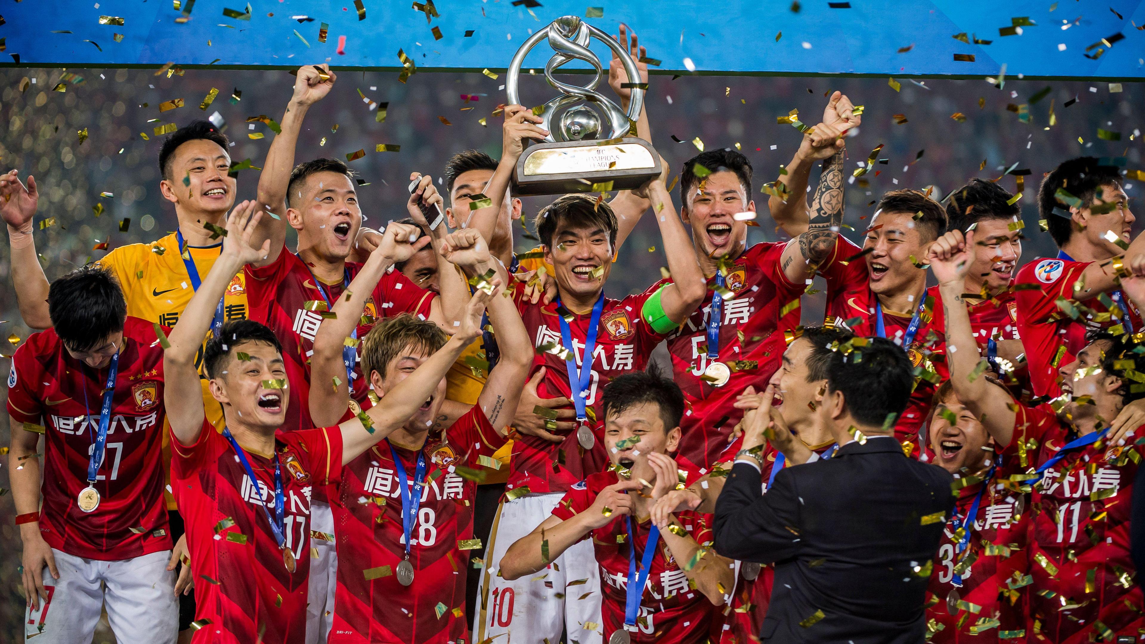  Guangzhou FC celebrating with the AFC Champions League trophy