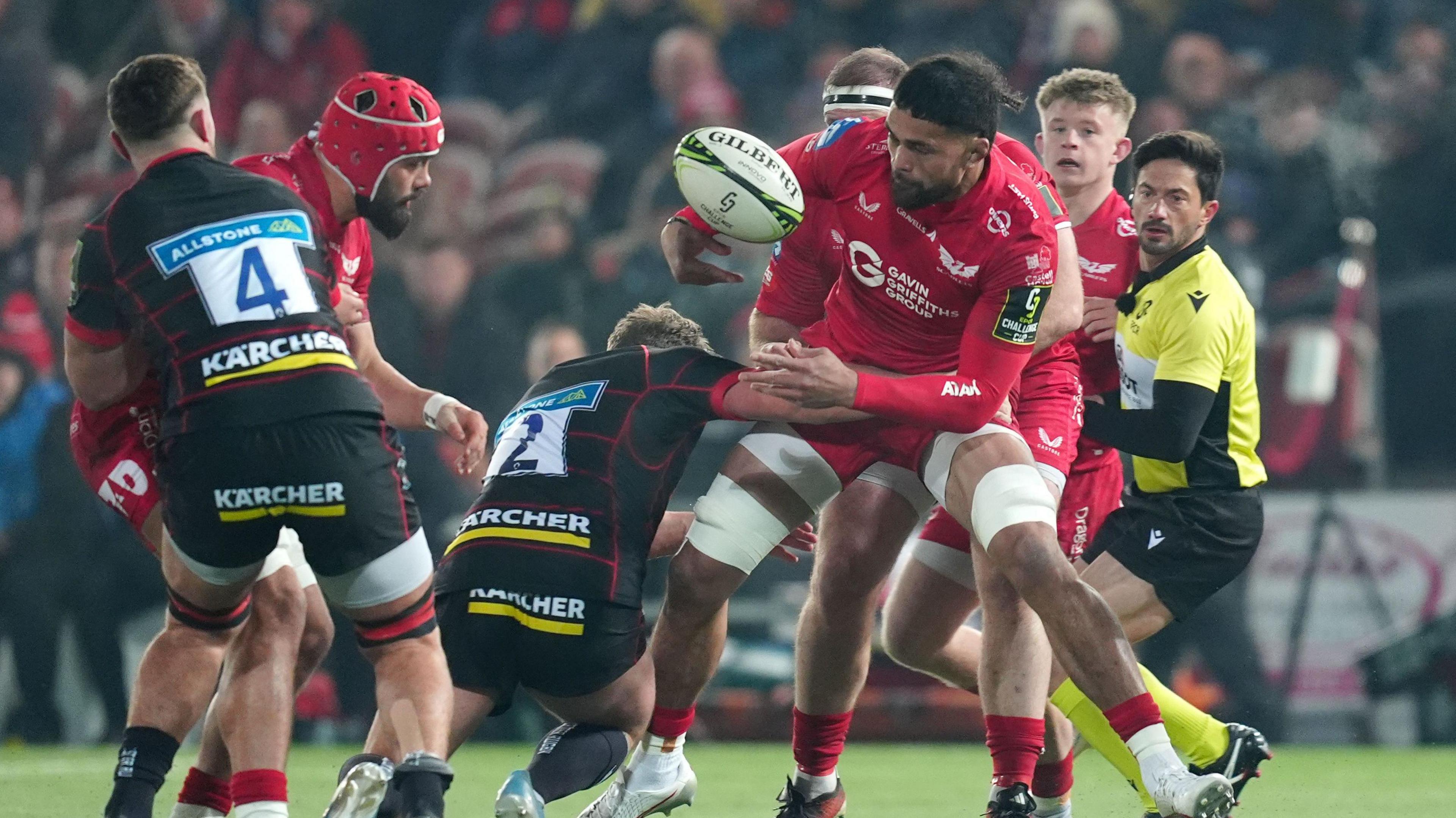 Scarlets yn chwarae rygbi 