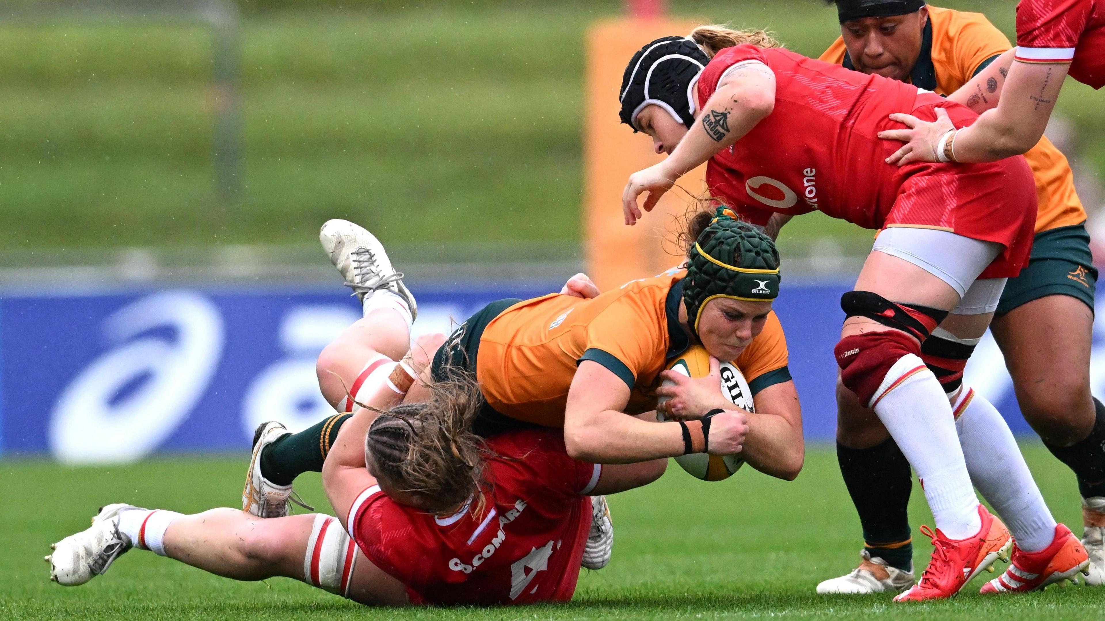 Emily Chancellor (C) of the Wallaroos in action
