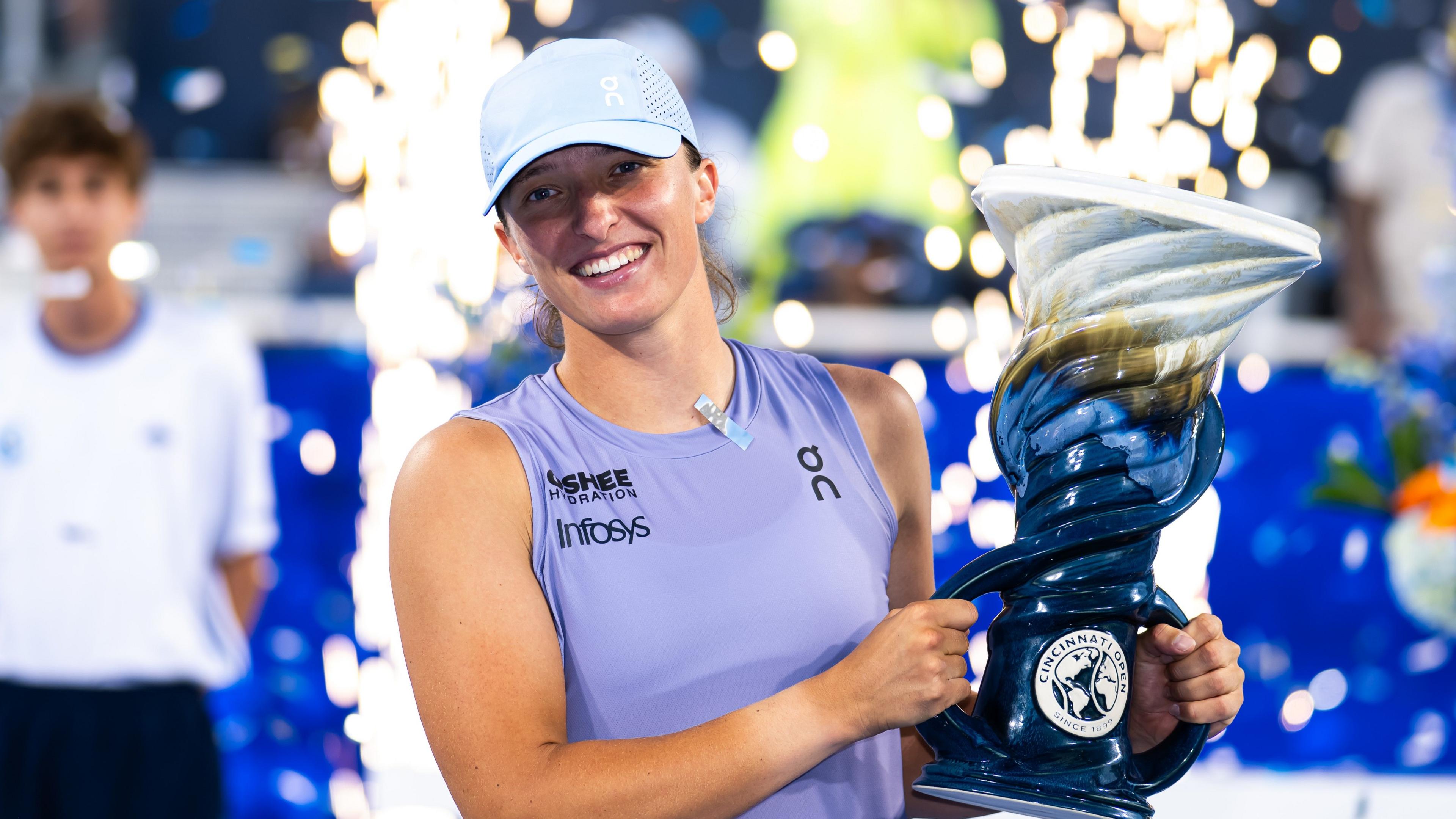 Iga Swiatek lifts Cincinnati Open trophy after beating Jasmine Paolini