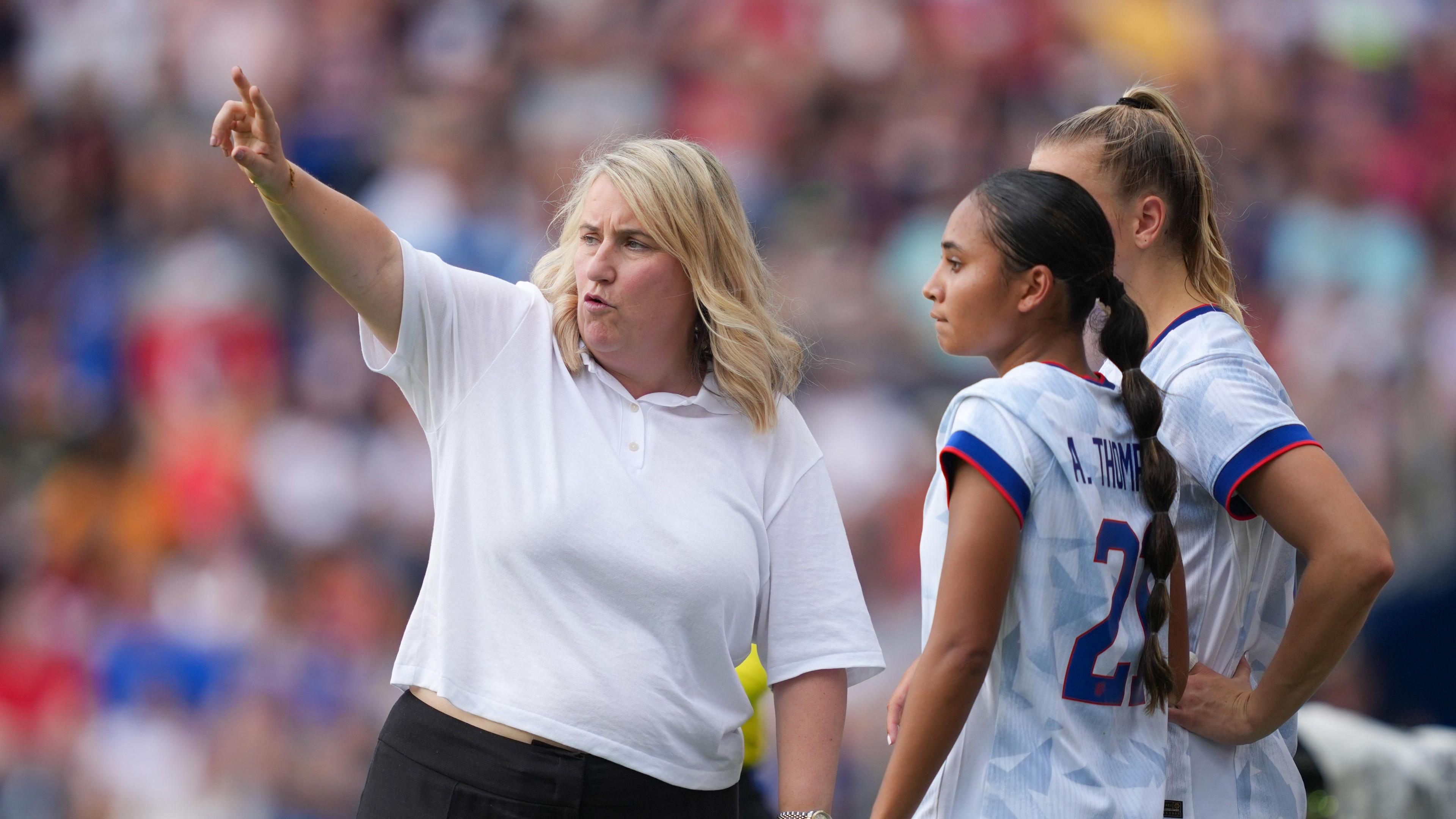 Emma Hayes talking to some of her USA players