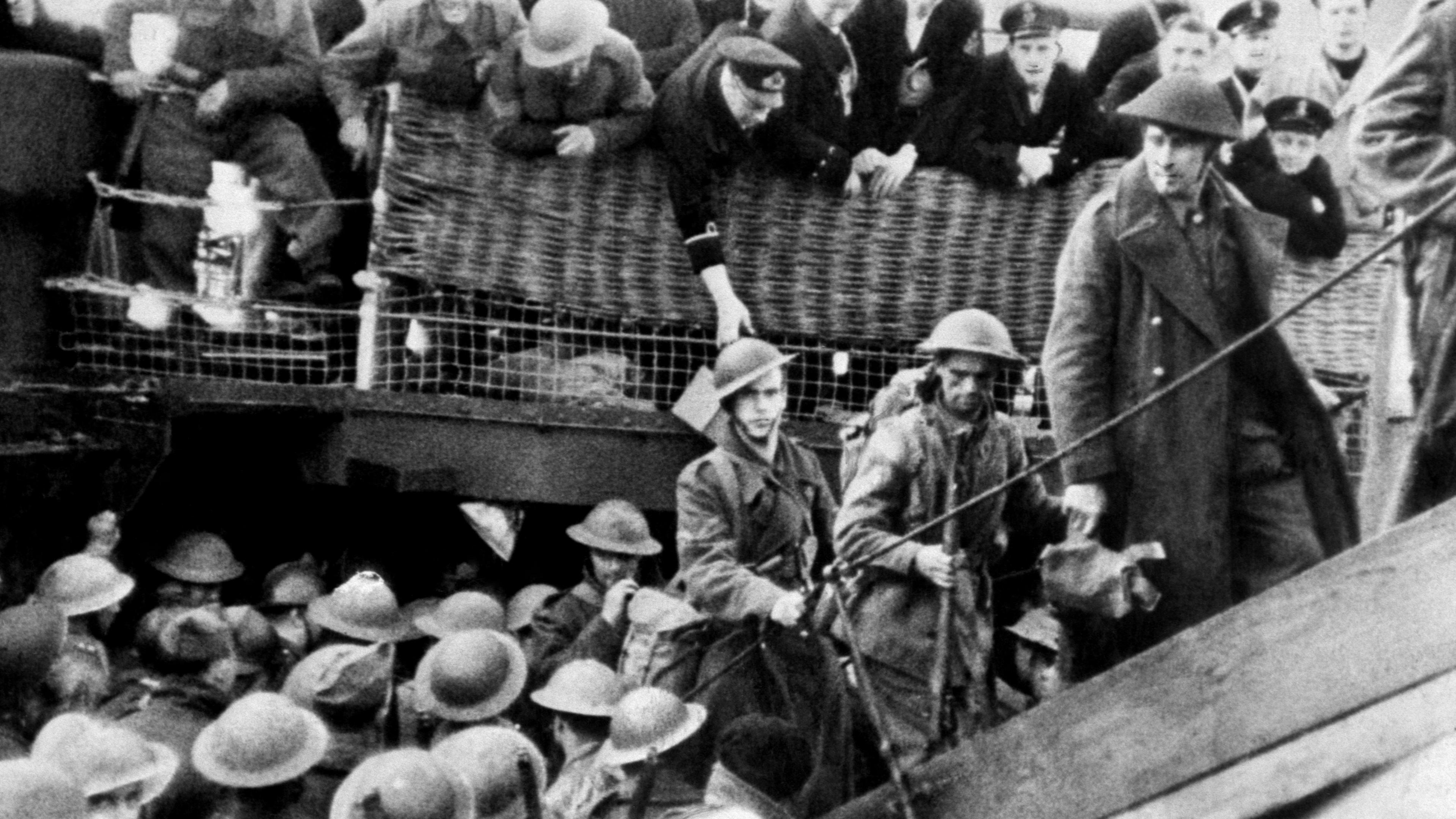 British soldiers are assisted by the Royal Navy on their return to England after being evacuated from the beaches of Dunkirk, Northern France. 04/06/1940. WWII World War Two Second World War Operation Dynamo