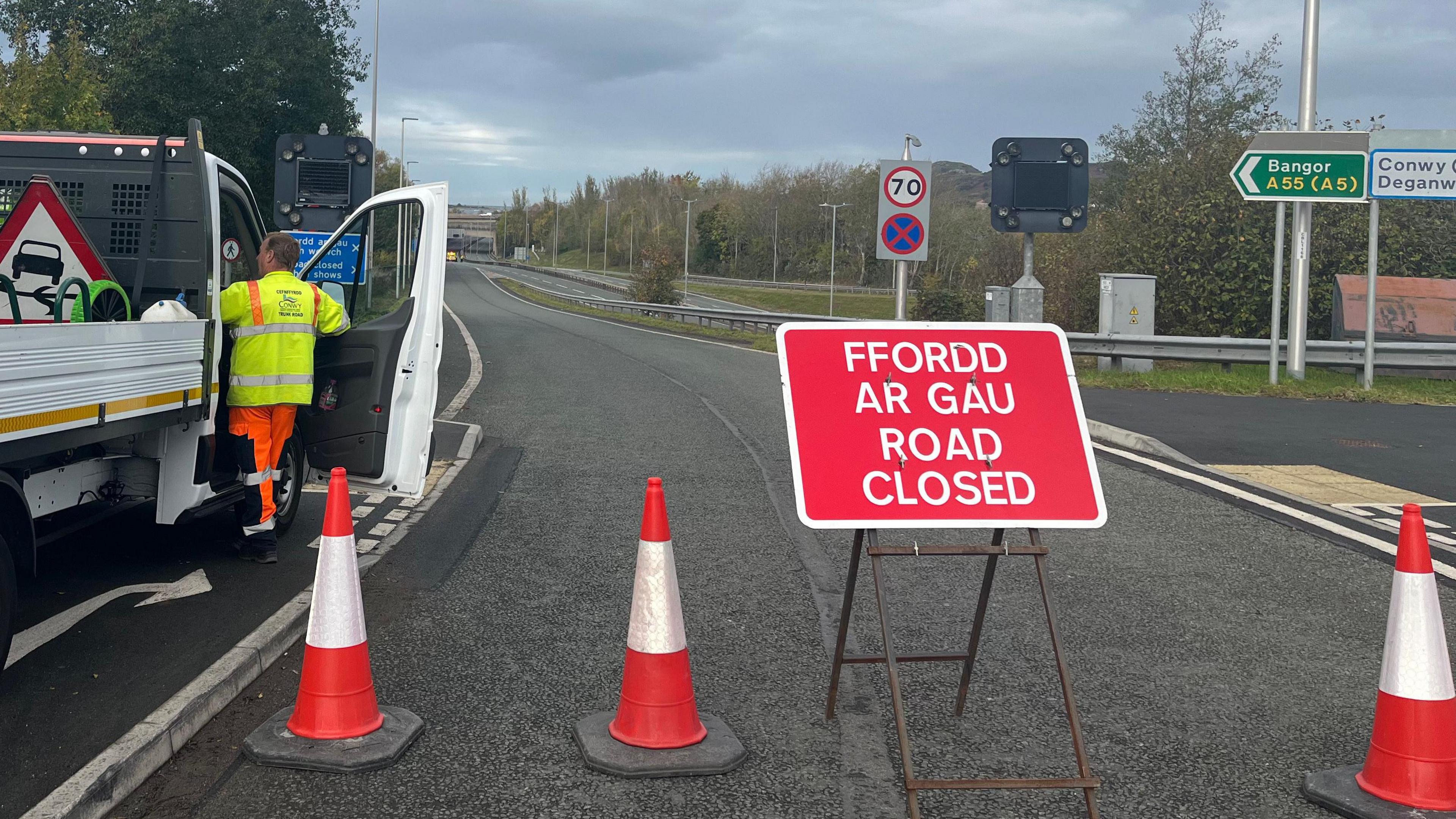 Arwydd ffordd ar gau