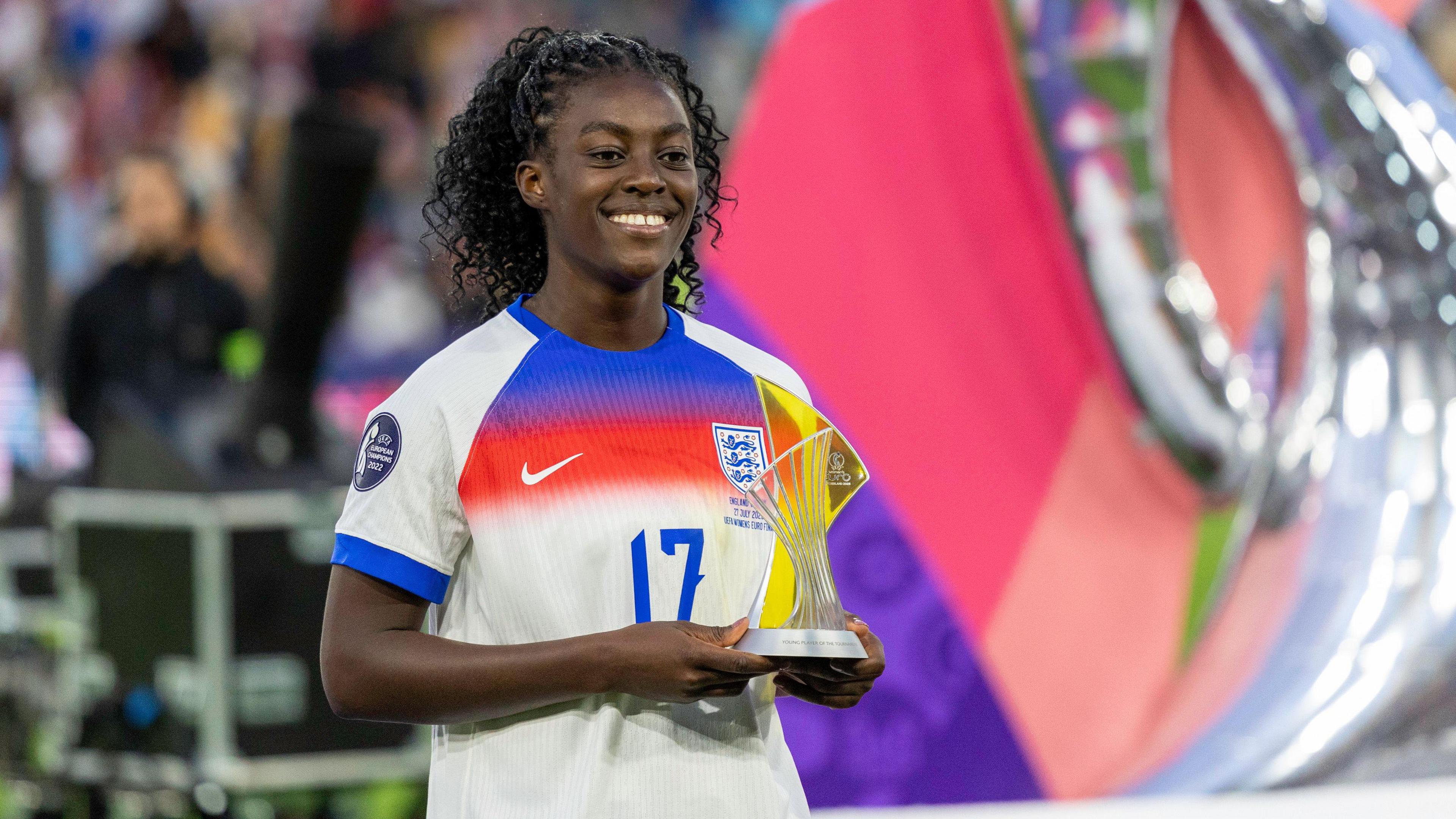 Michelle Agyemang with the young player of the tournament award at Euro 2025