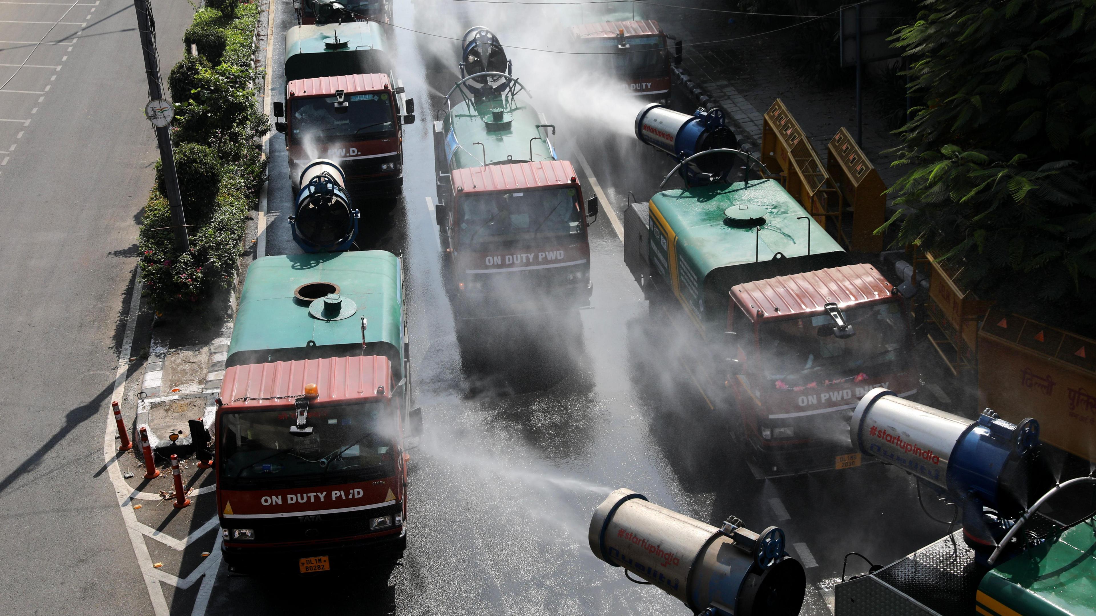 Anti-smog guns spray water mist to curb air pollution in a street of New Delhi, India, 01 November 2024.