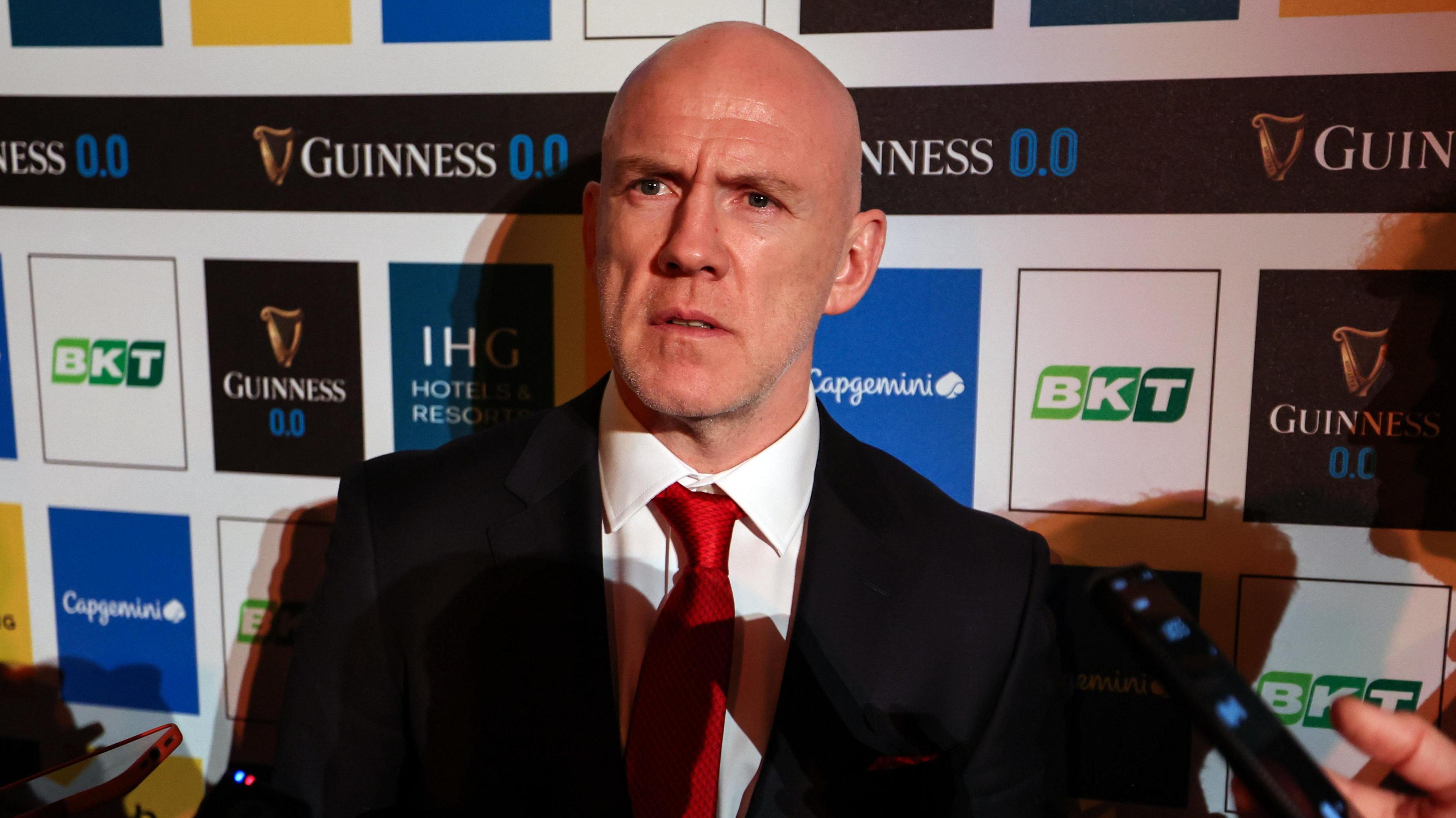 Steve Tandy yn cael ei holi gan y wasg yn lansiad y Chwe Gwlad