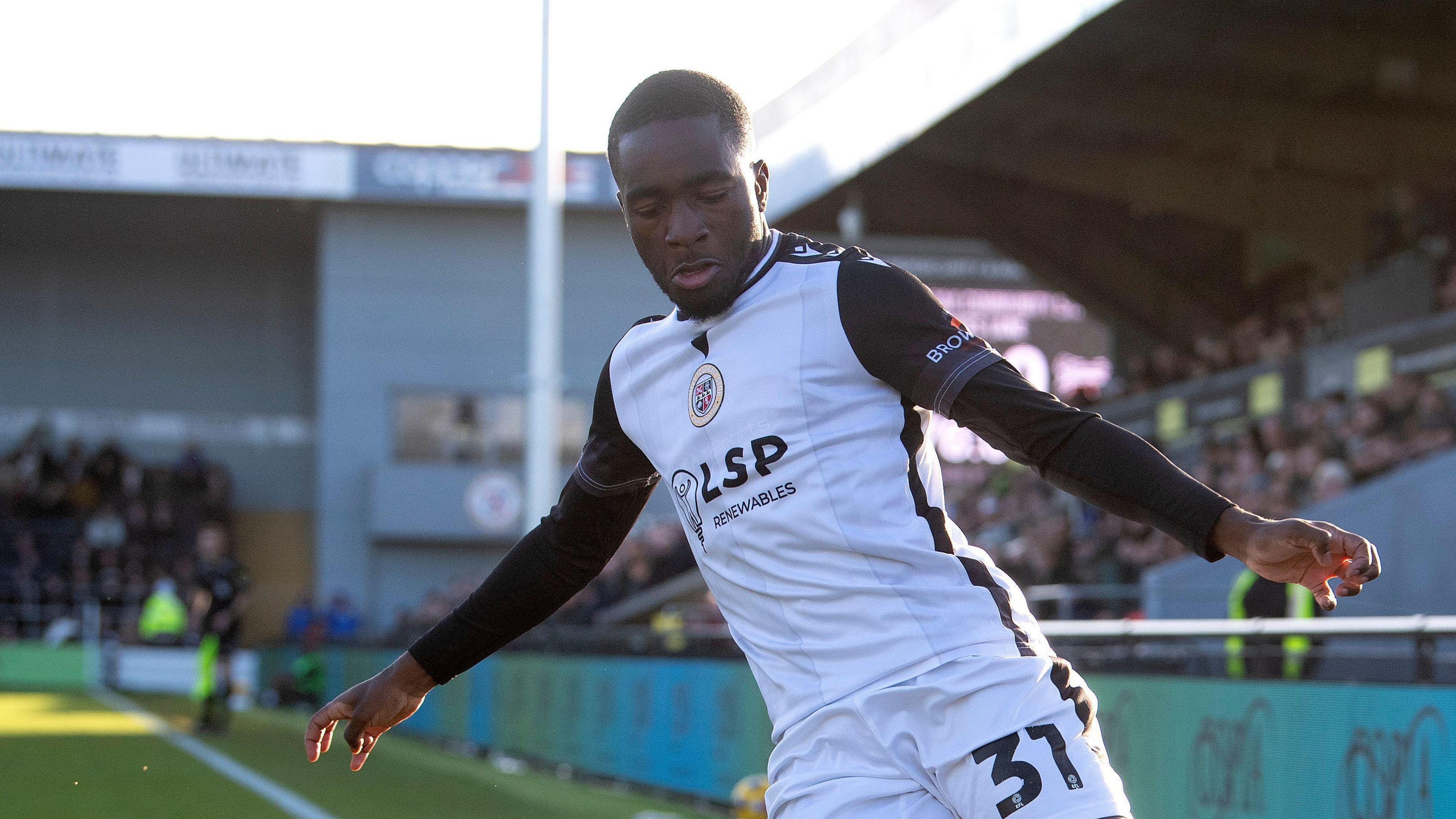 Brooklyn Ilunga in action for Bromley
