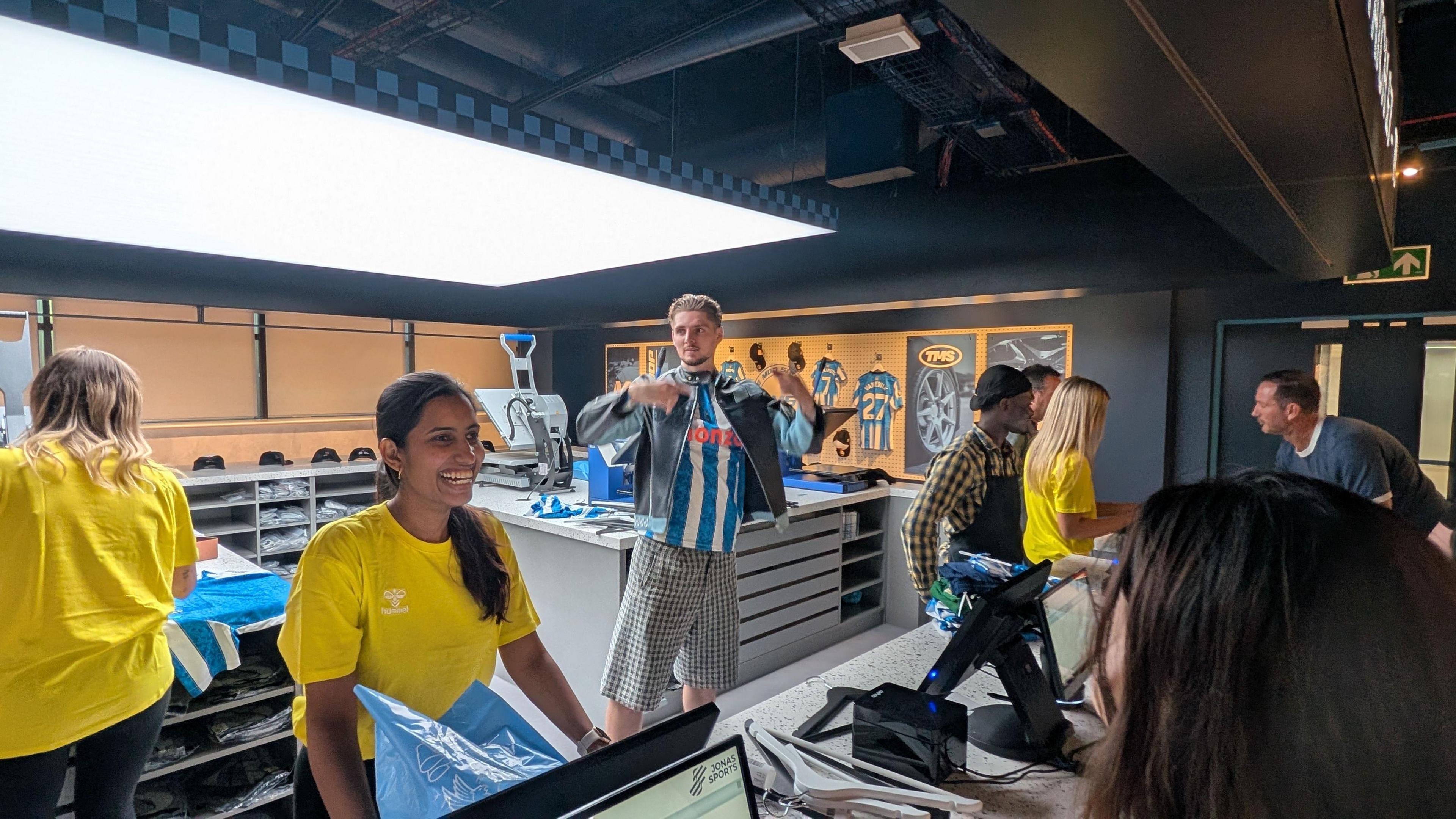 Jack Rudoni detrás de la caja registradora